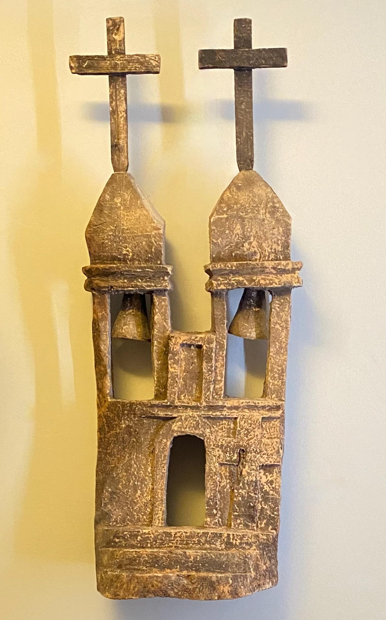 Mexikanische geschnitzte Kirchenskulptur aus Holz, Volkskunst des 19. Jahrhunderts (Geschnitzt) im Angebot