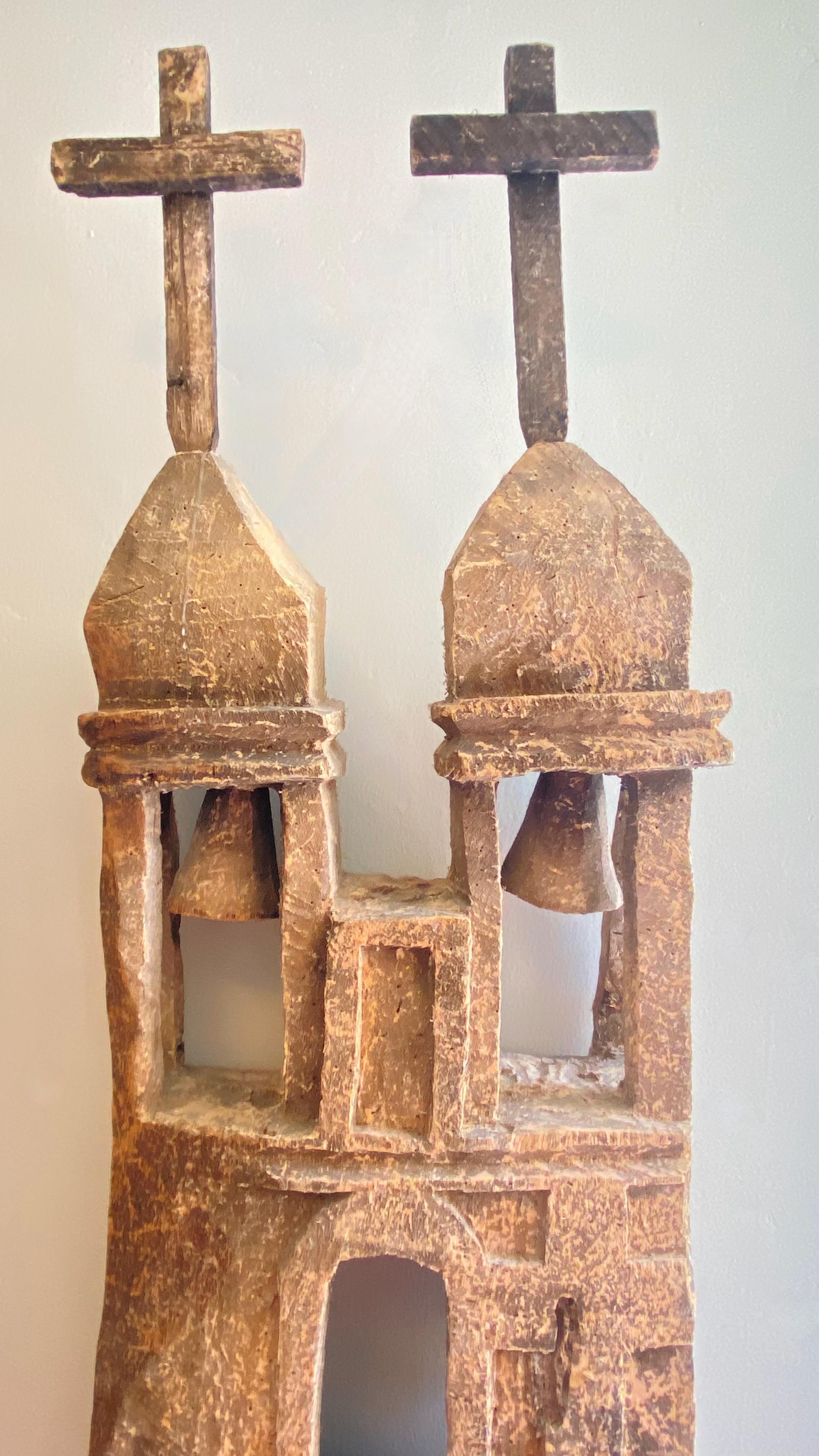 Mexikanische geschnitzte Kirchenskulptur aus Holz, Volkskunst des 19. Jahrhunderts im Angebot 2