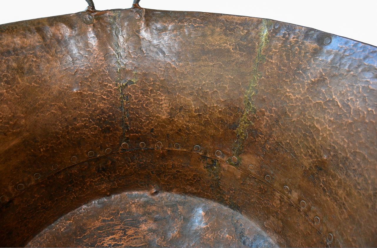 Vasca in rame antico messicano martellato e rivettato del XIX secolo in vendita 3