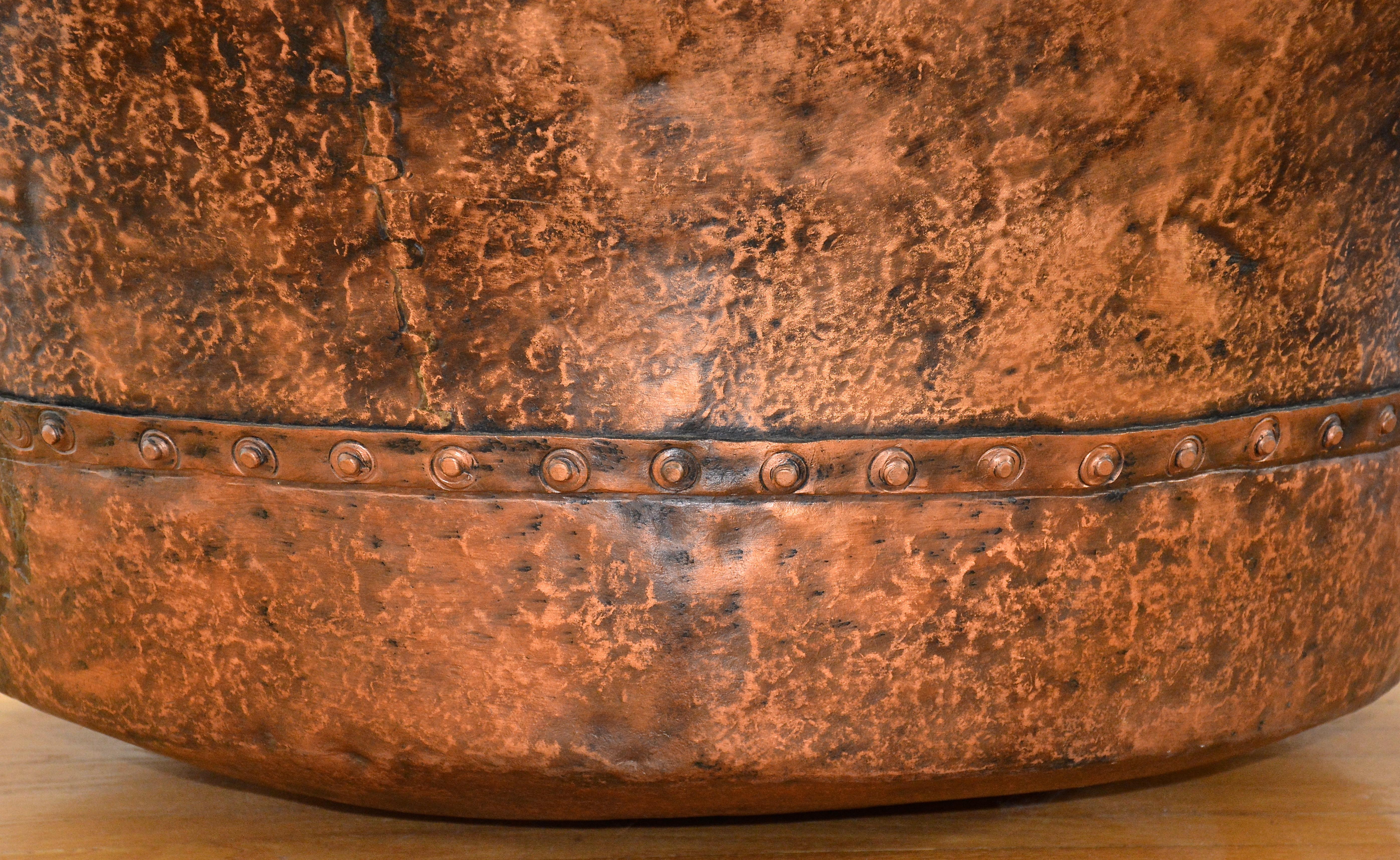 Vasca in rame antico messicano martellato e rivettato del XIX secolo in vendita 5
