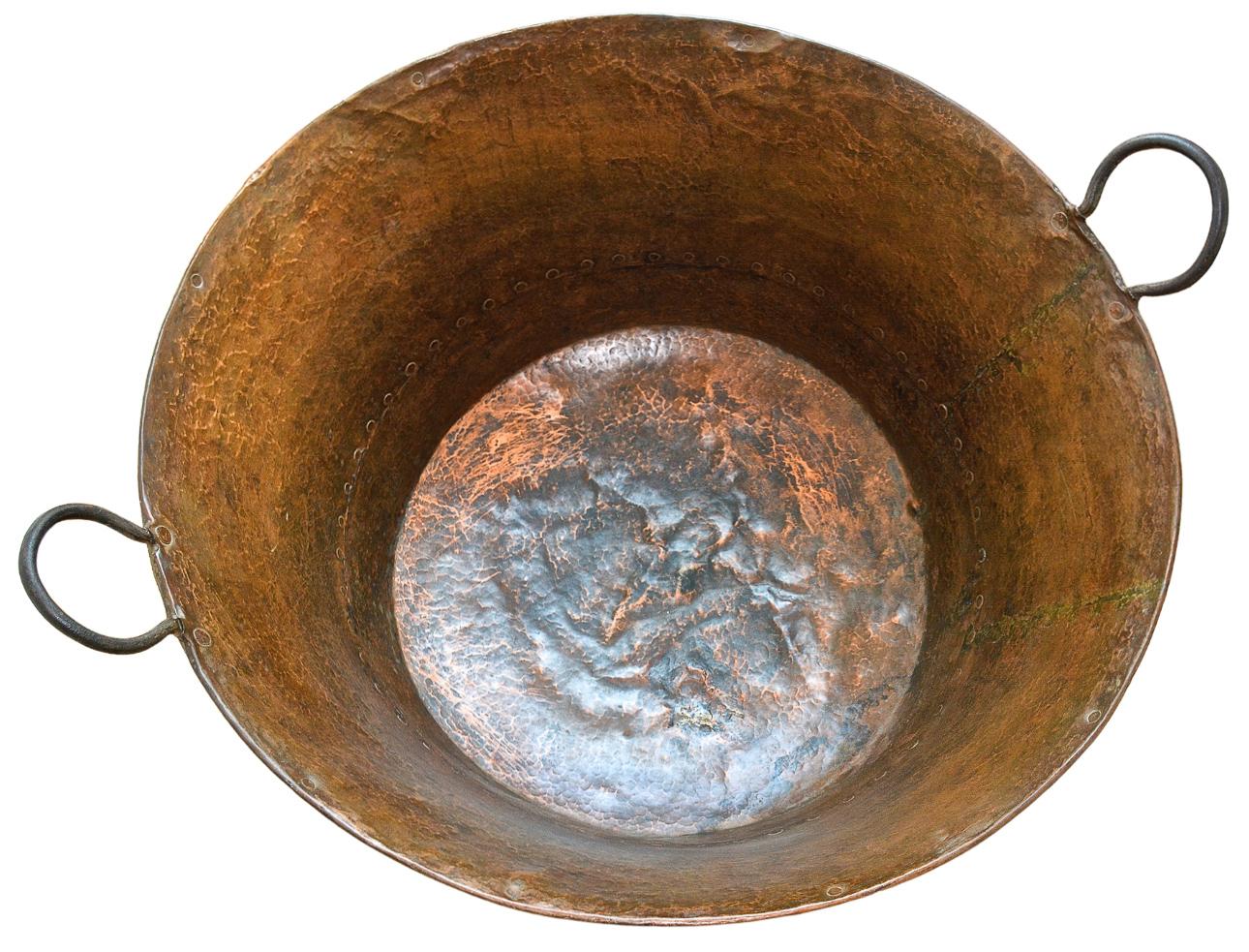 Messicano Vasca in rame antico messicano martellato e rivettato del XIX secolo in vendita