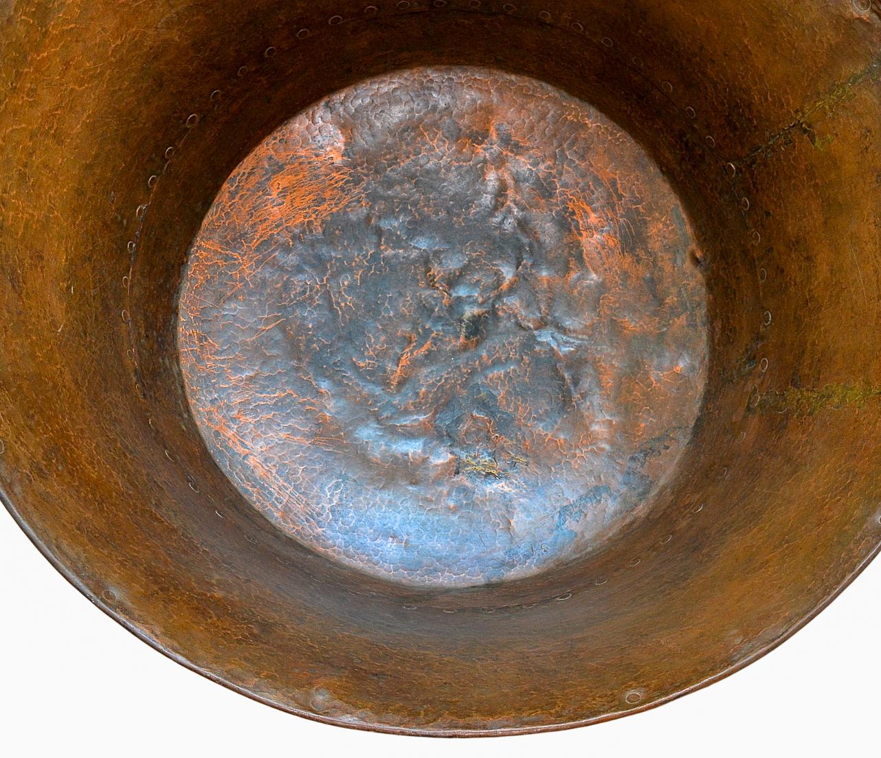 Martellato Vasca in rame antico messicano martellato e rivettato del XIX secolo in vendita