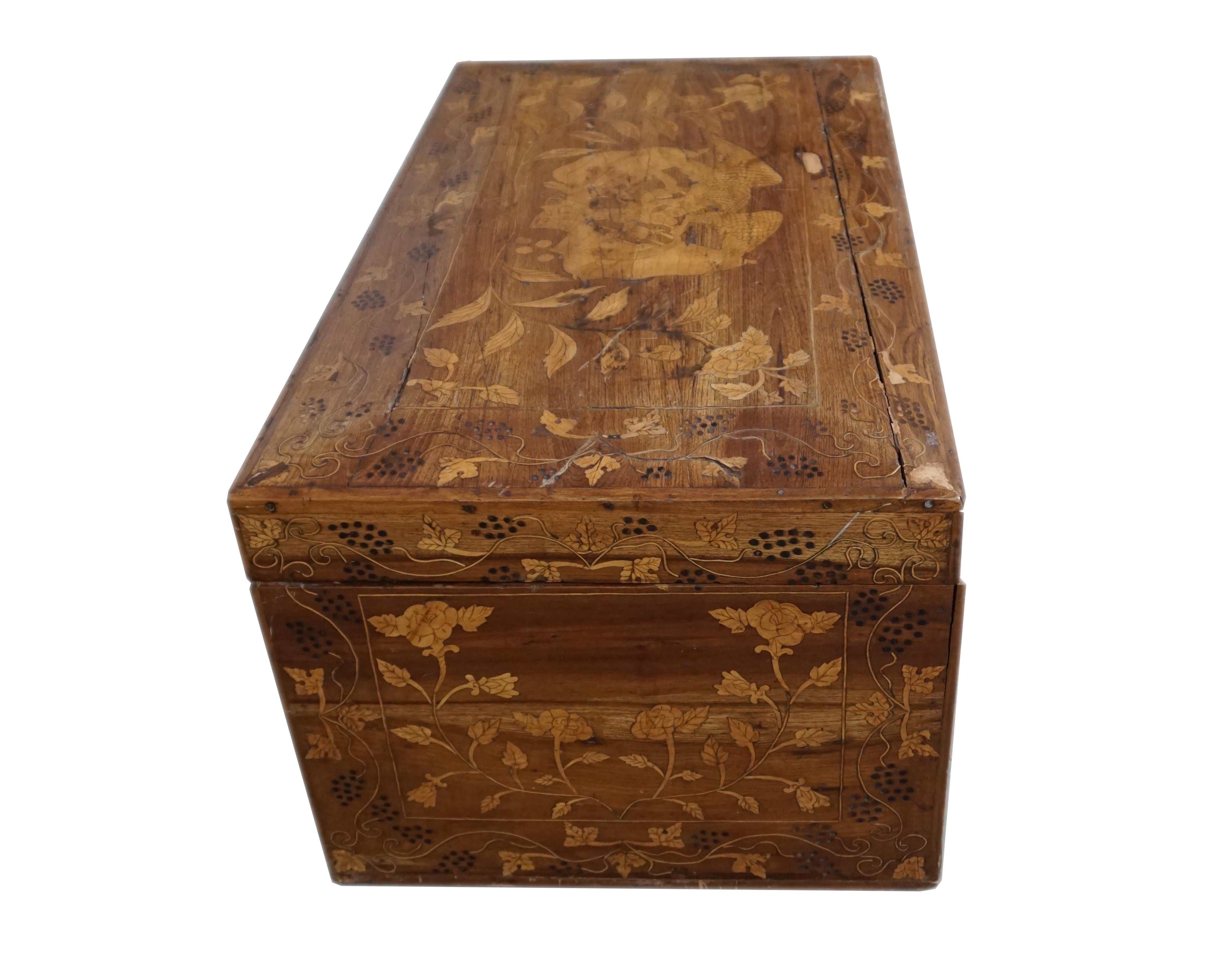 19th Century Mexican Inlaid Wood Marquetry Trunk from Jalisco In Good Condition For Sale In Guadalajara, Jalisco, MX