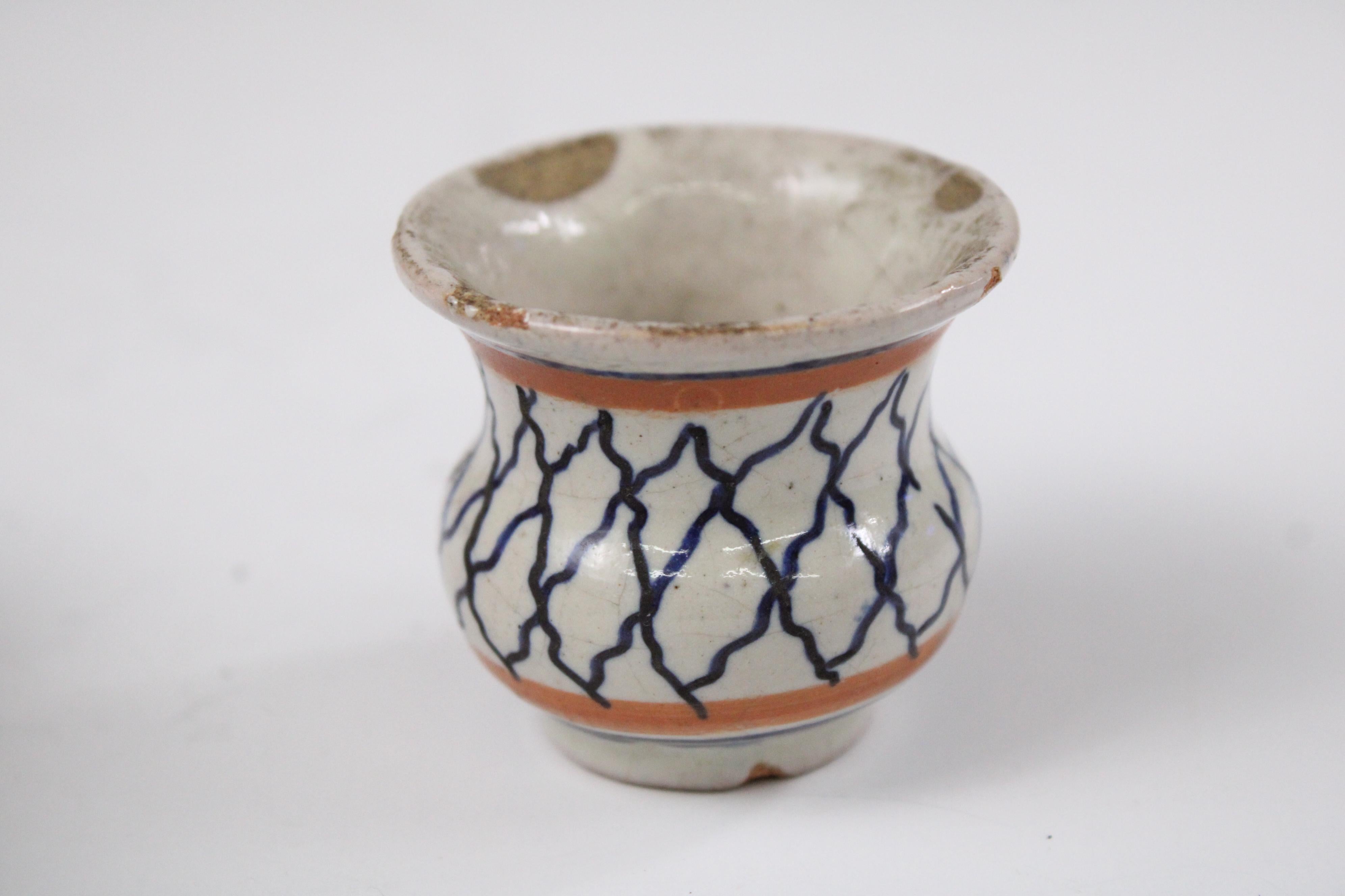 19th-Century Mexican Miniature Talavera Jars – Hand-Painted Antique Pot Set In Good Condition For Sale In West Hollywood, CA