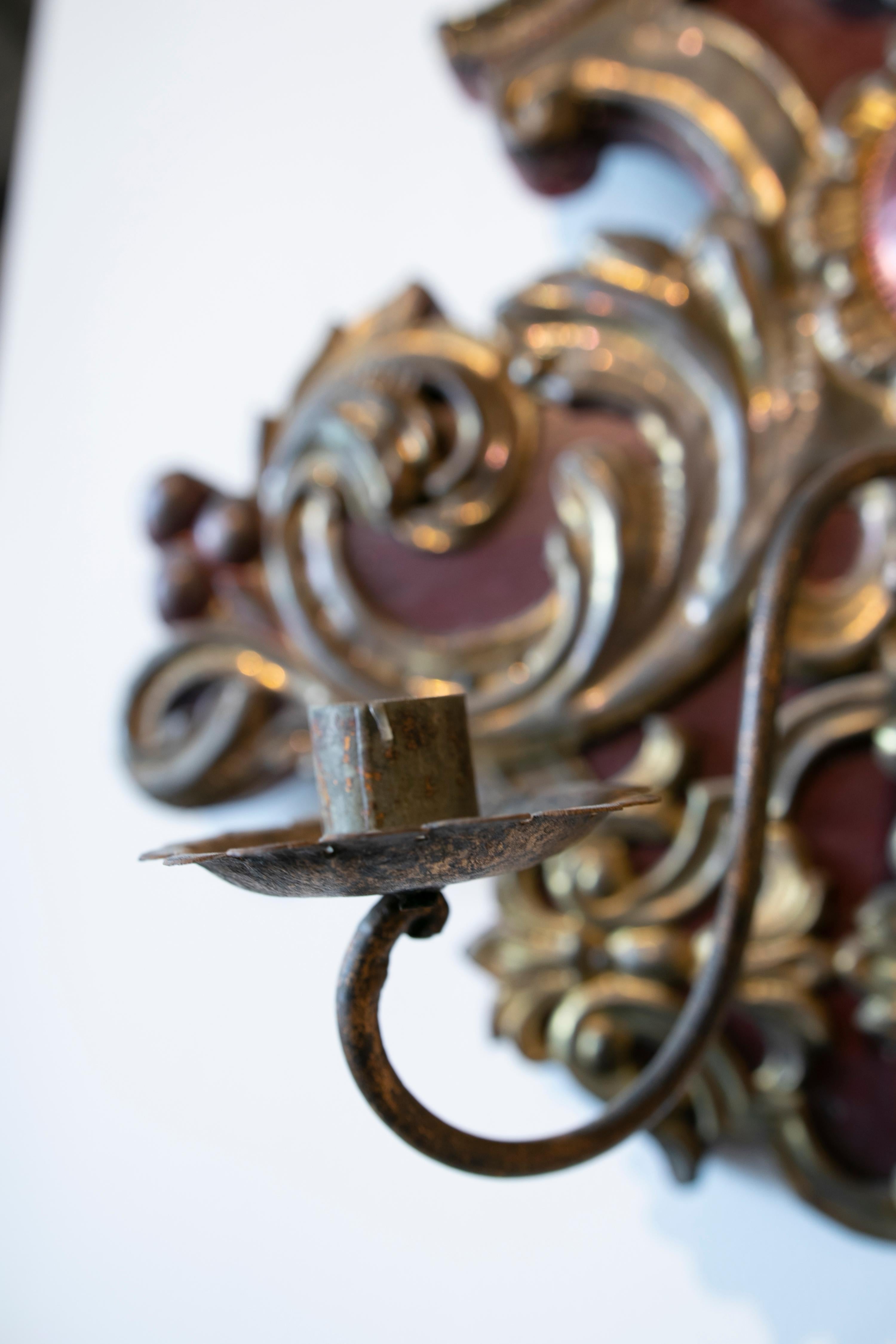 Coppia di applique messicane del XIX secolo in legno e metallo policromato in vendita 5