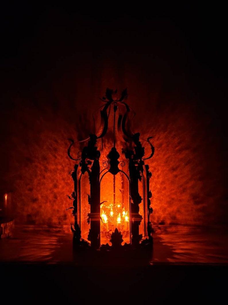 Lanterne suspendue électrifiée ancienne, très impressionnante et décorée, provenant de San Miguel de Allende, Mexique (New).

Fabriquée à la main au XIXe siècle (peut-être à la fin du XVIIIe siècle), bien que San Miguel ait été la première ville