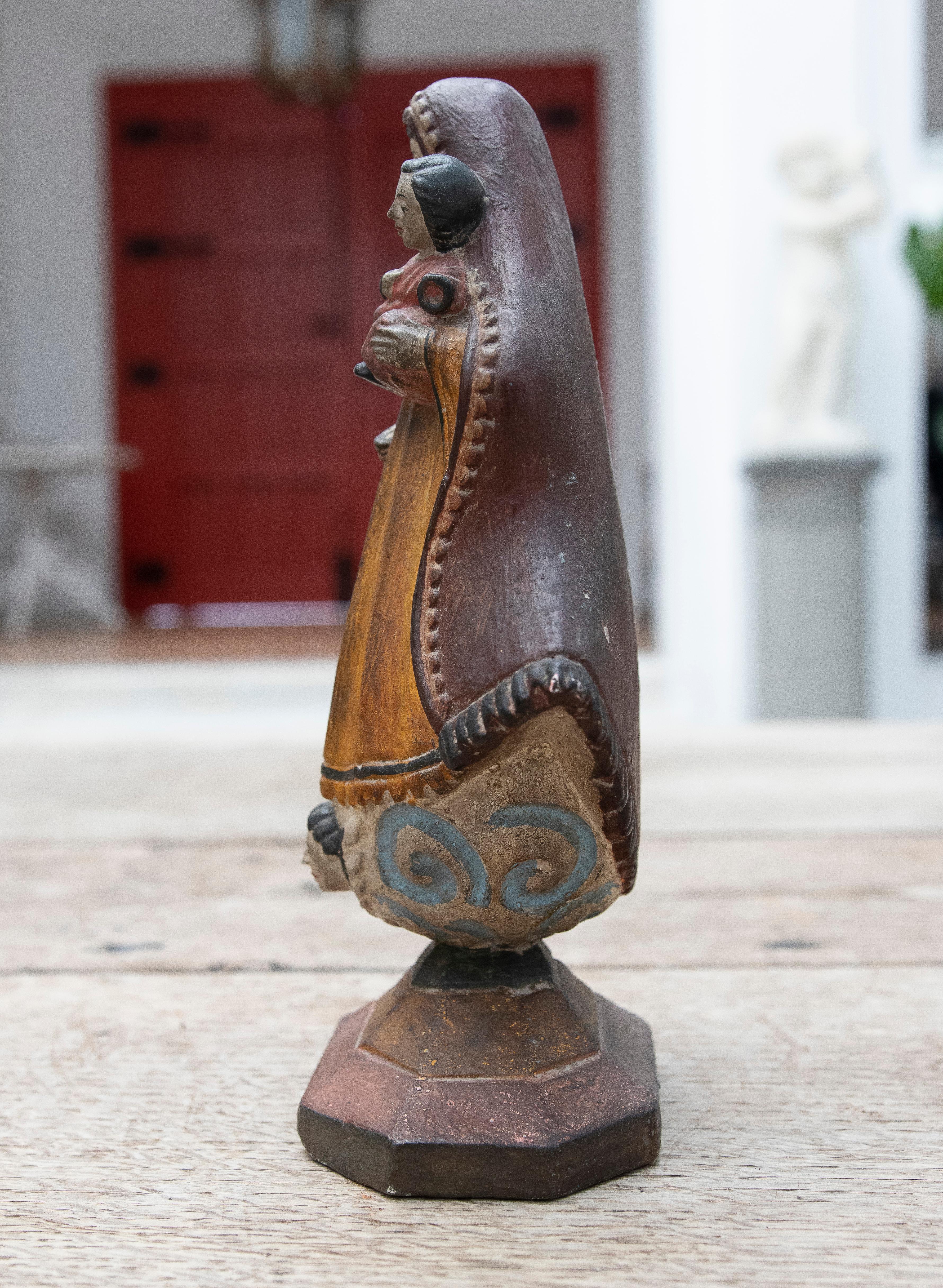 19th Century Mexican Wooden Hand-Painted Virgin with Child in Arms  In Good Condition For Sale In Marbella, ES