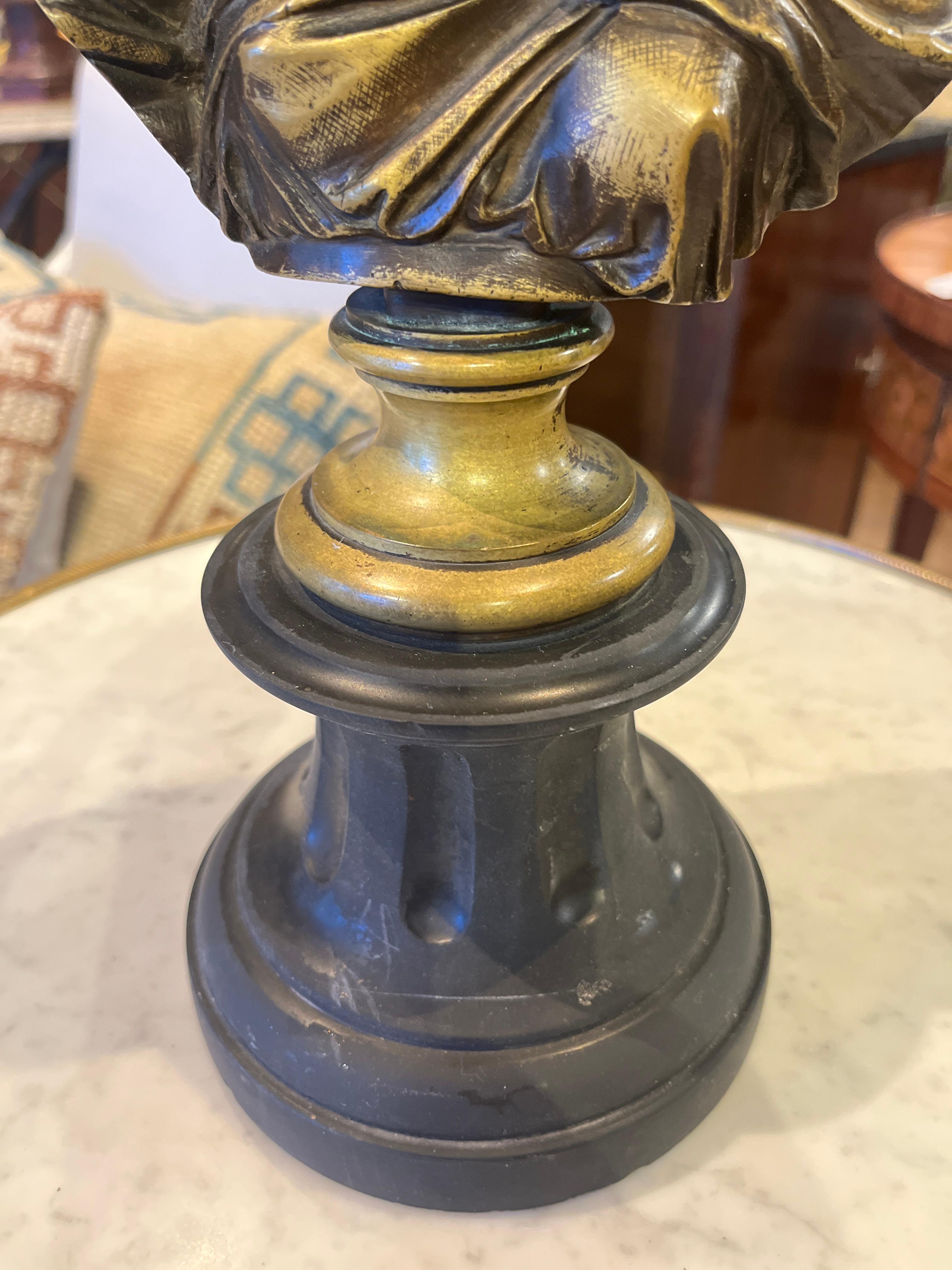 19. Jahrhundert (Mitte) Bronzebüste der Diana Schwarzer Marmorsockel (Französisch) im Angebot