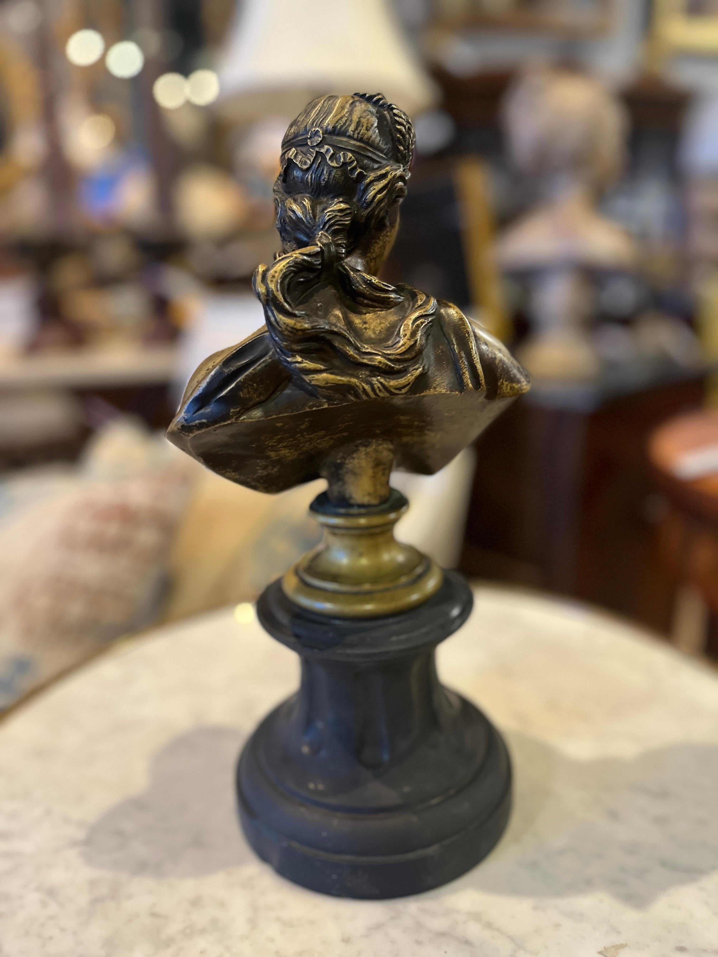 19. Jahrhundert (Mitte) Bronzebüste der Diana Schwarzer Marmorsockel im Angebot 1