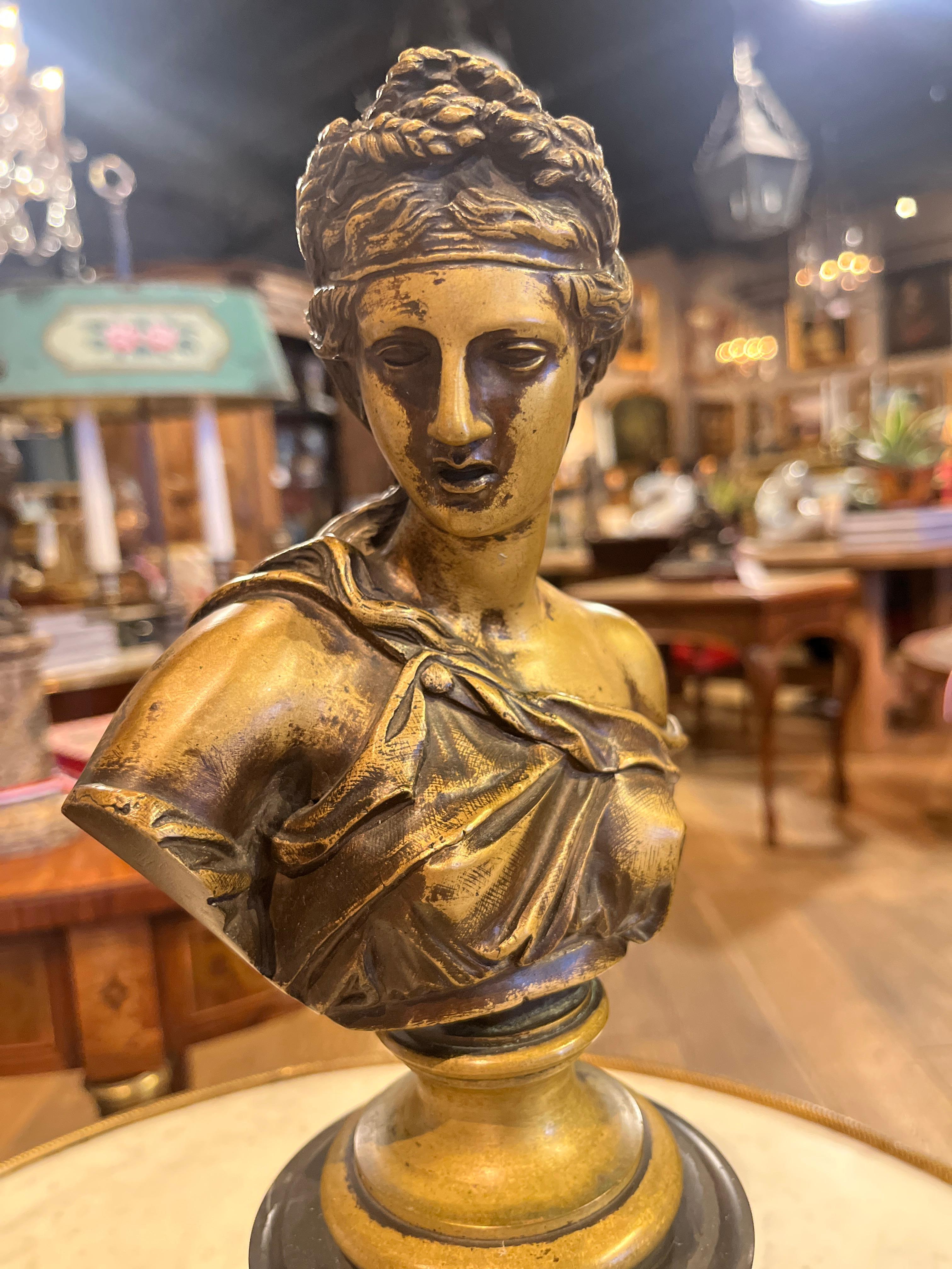 19. Jahrhundert (Mitte) Bronzebüste der Diana Schwarzer Marmorsockel im Angebot 2