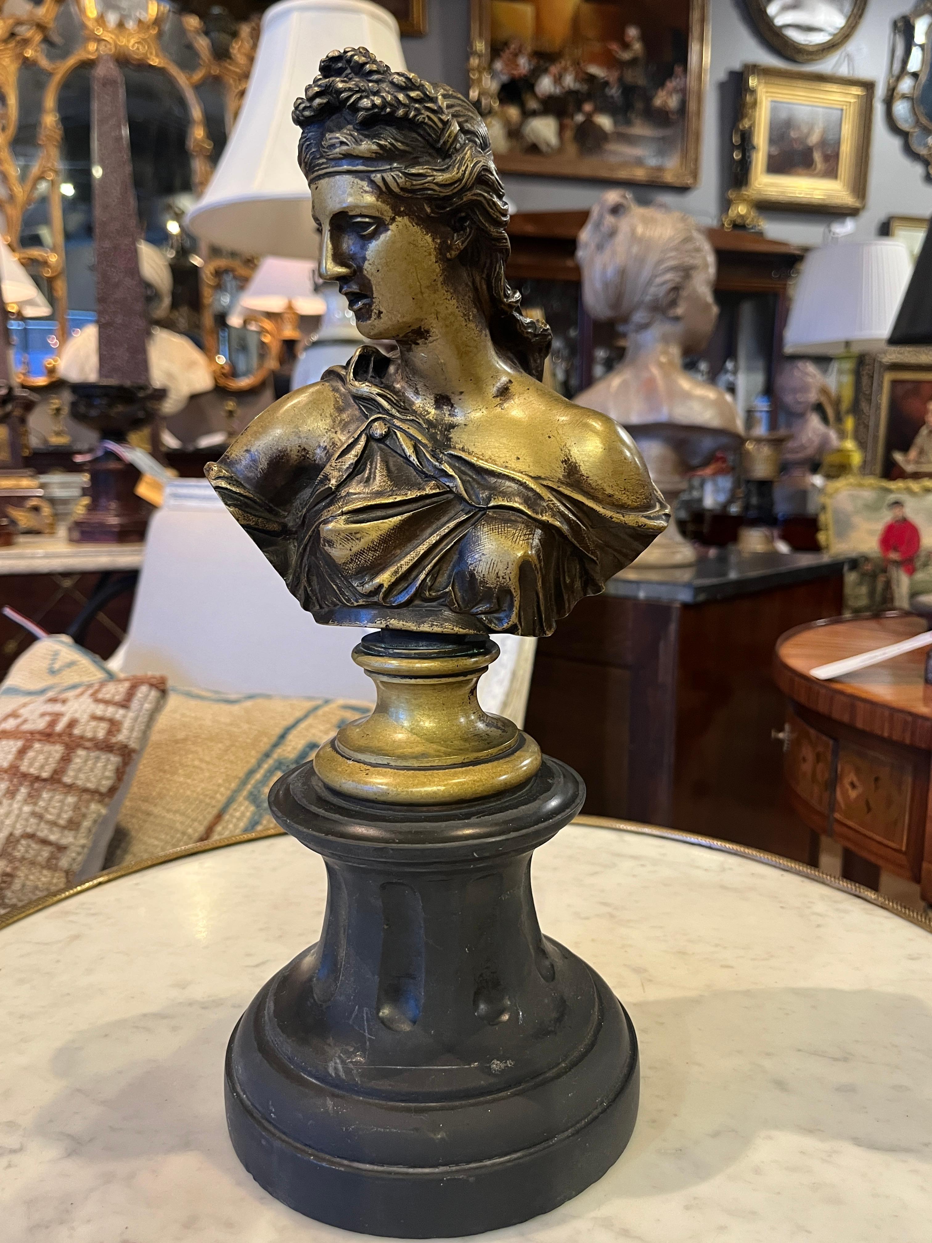 19. Jahrhundert (Mitte) Bronzebüste der Diana Schwarzer Marmorsockel im Angebot 3