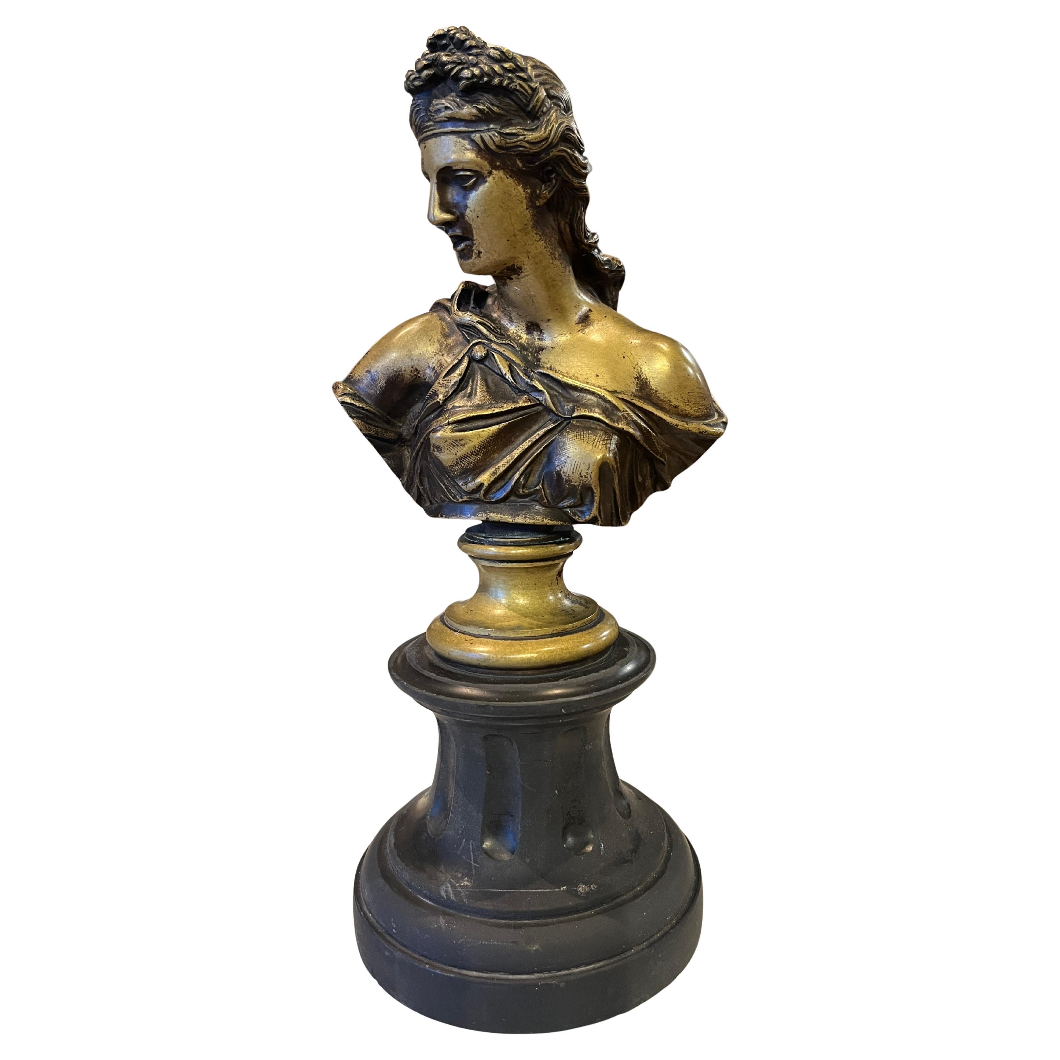 19. Jahrhundert (Mitte) Bronzebüste der Diana Schwarzer Marmorsockel im Angebot