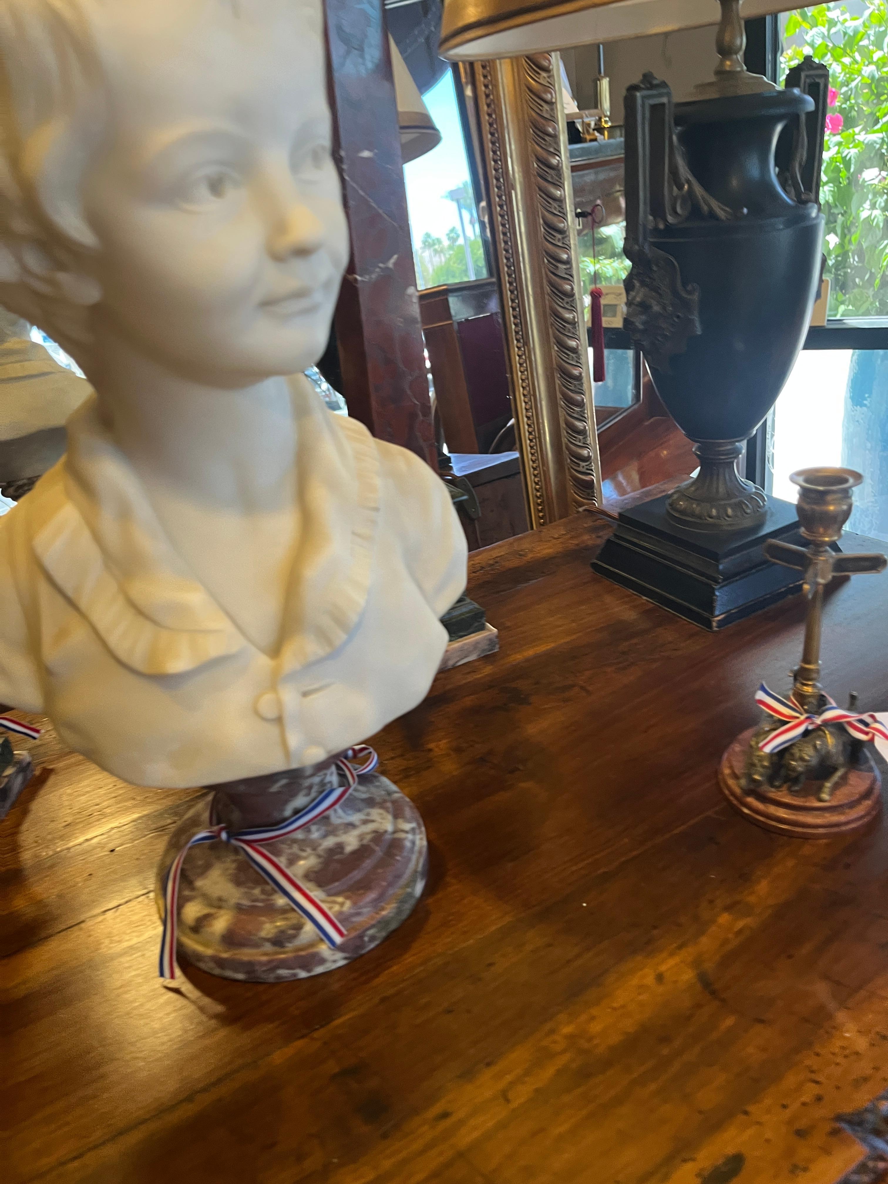 Busto de niño en mármol francés del siglo XIX (mediados) 
Hermosa pieza adquirida en Francia. 
Desgaste adecuado a la edad, consulta las fotos detalladas o envíanos un mensaje con tus preguntas. 