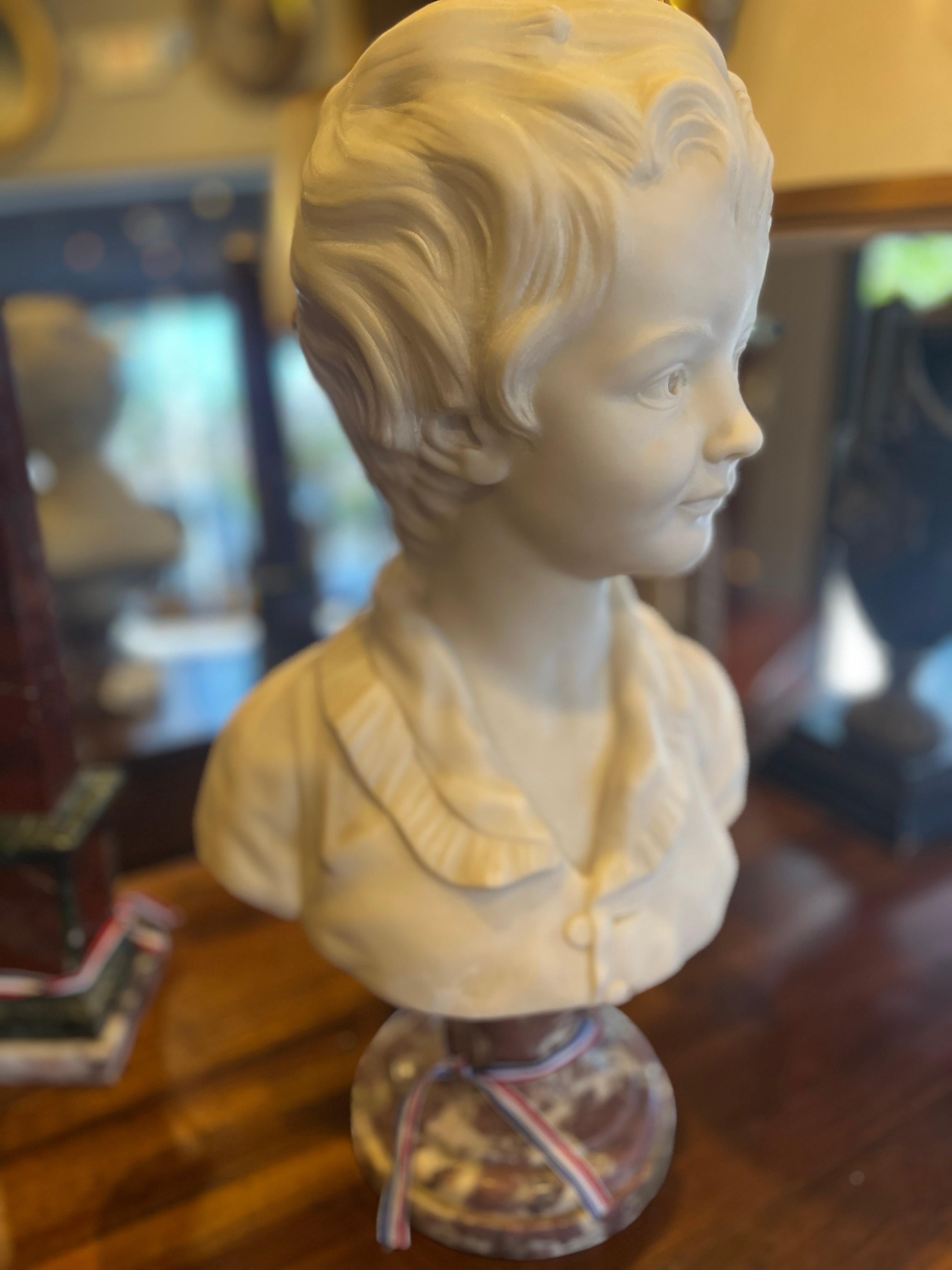Busto de niño en mármol francés del siglo XIX (mediados) Neoclásico en venta
