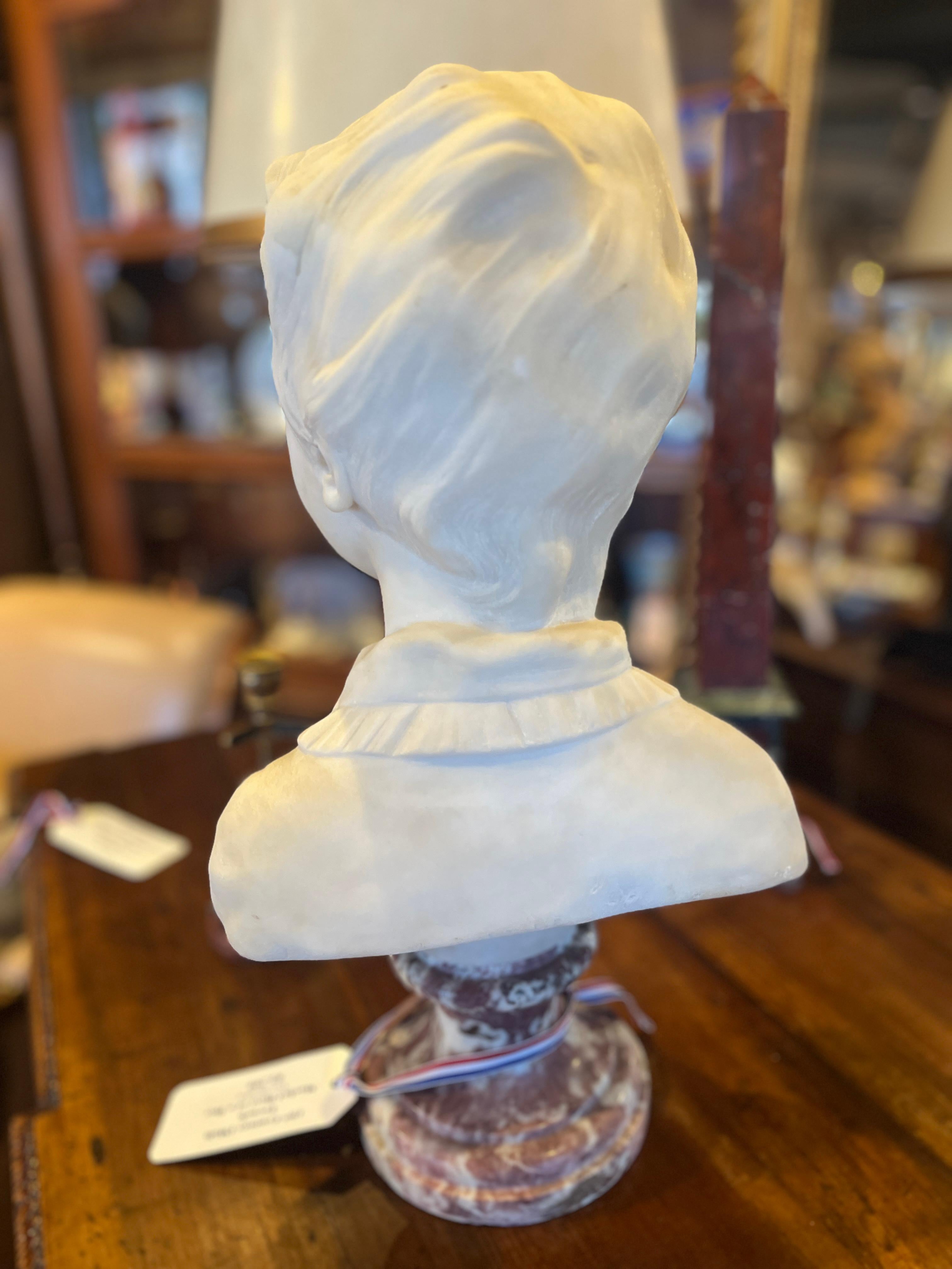 Busto de niño en mármol francés del siglo XIX (mediados) en venta 1