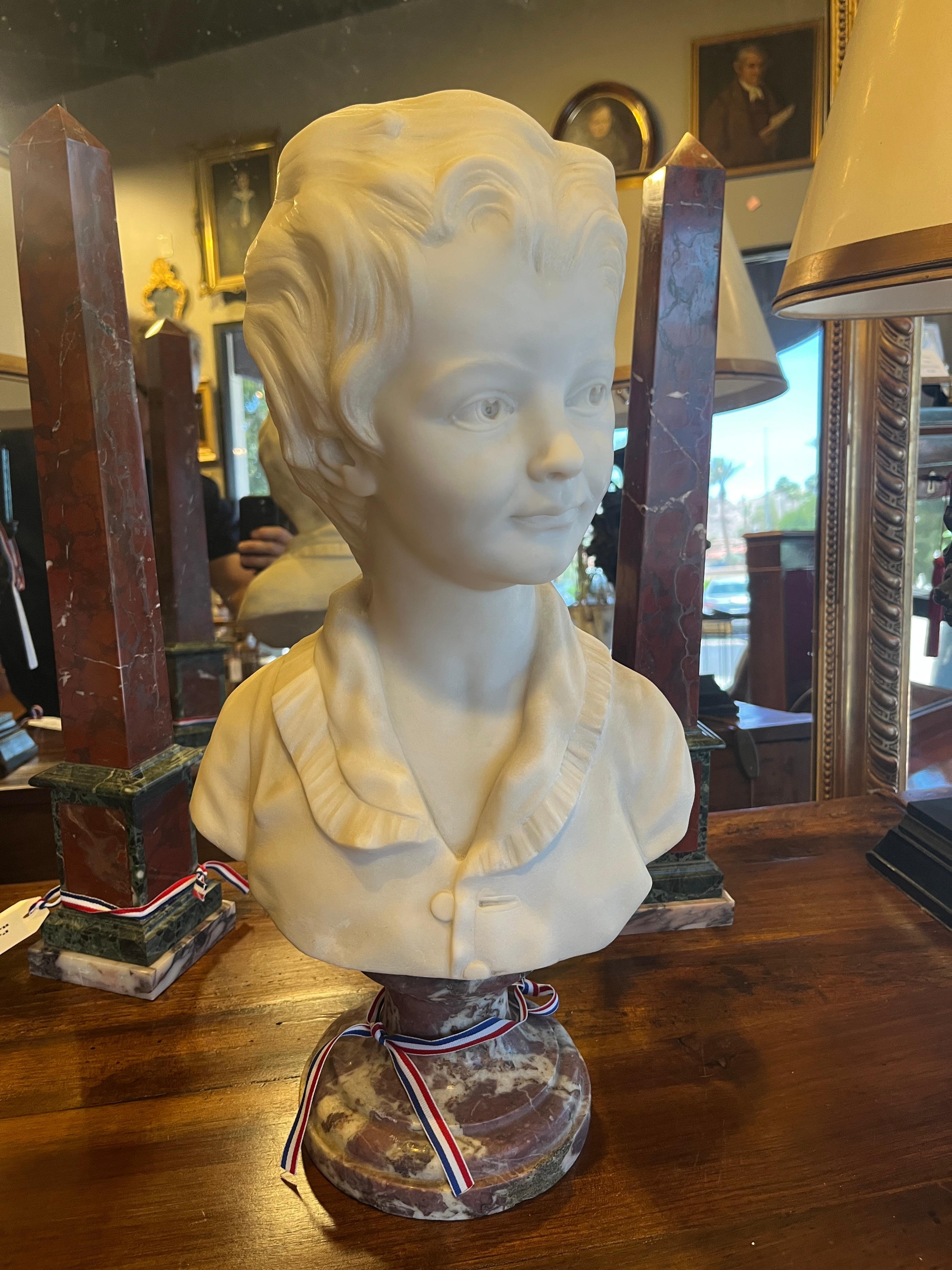 Busto de niño en mármol francés del siglo XIX (mediados) en venta 2