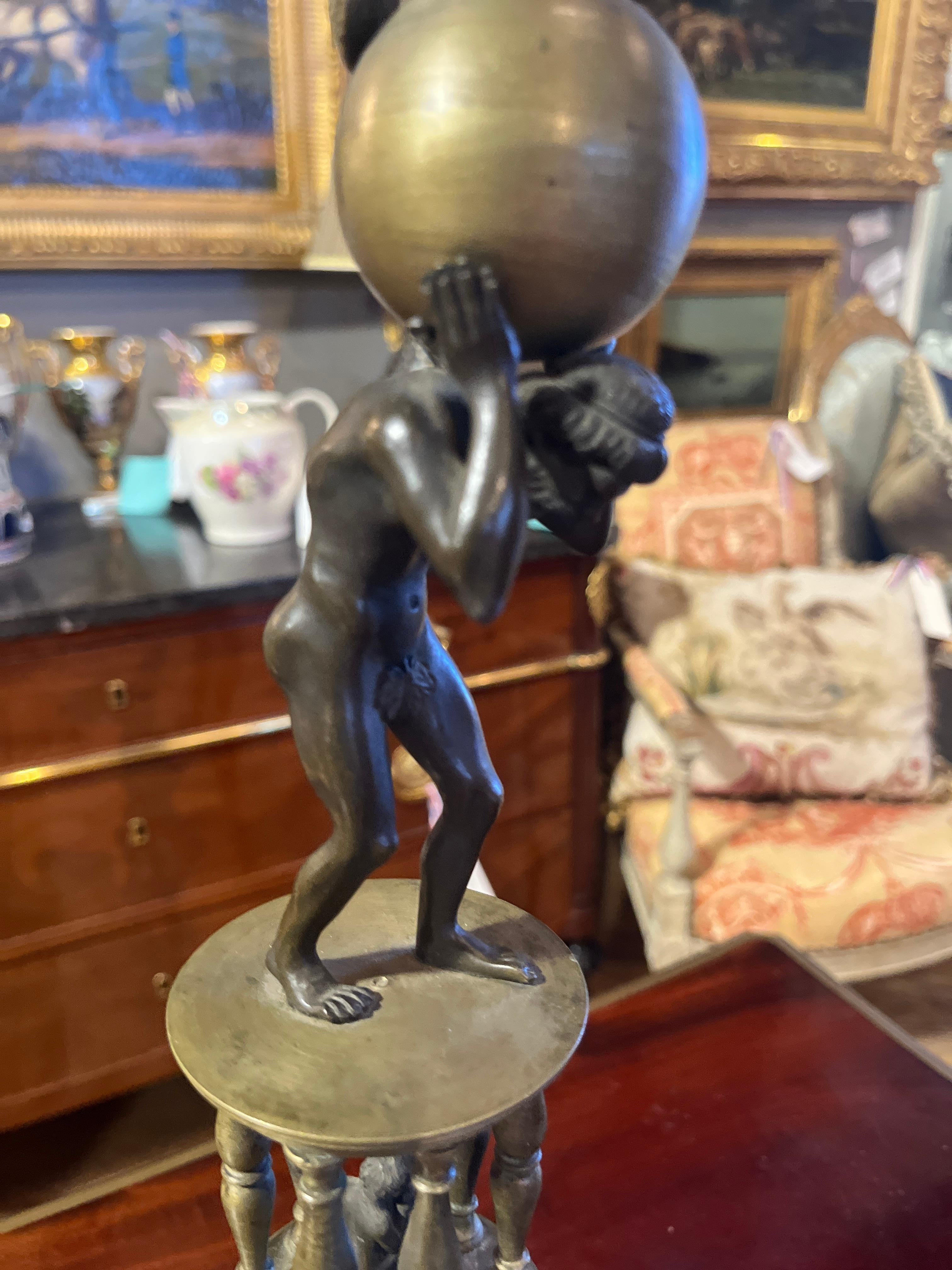 Ottone Scultura del Grand Tour italiano del XIX secolo (metà) Atlante che regge la Terra in vendita