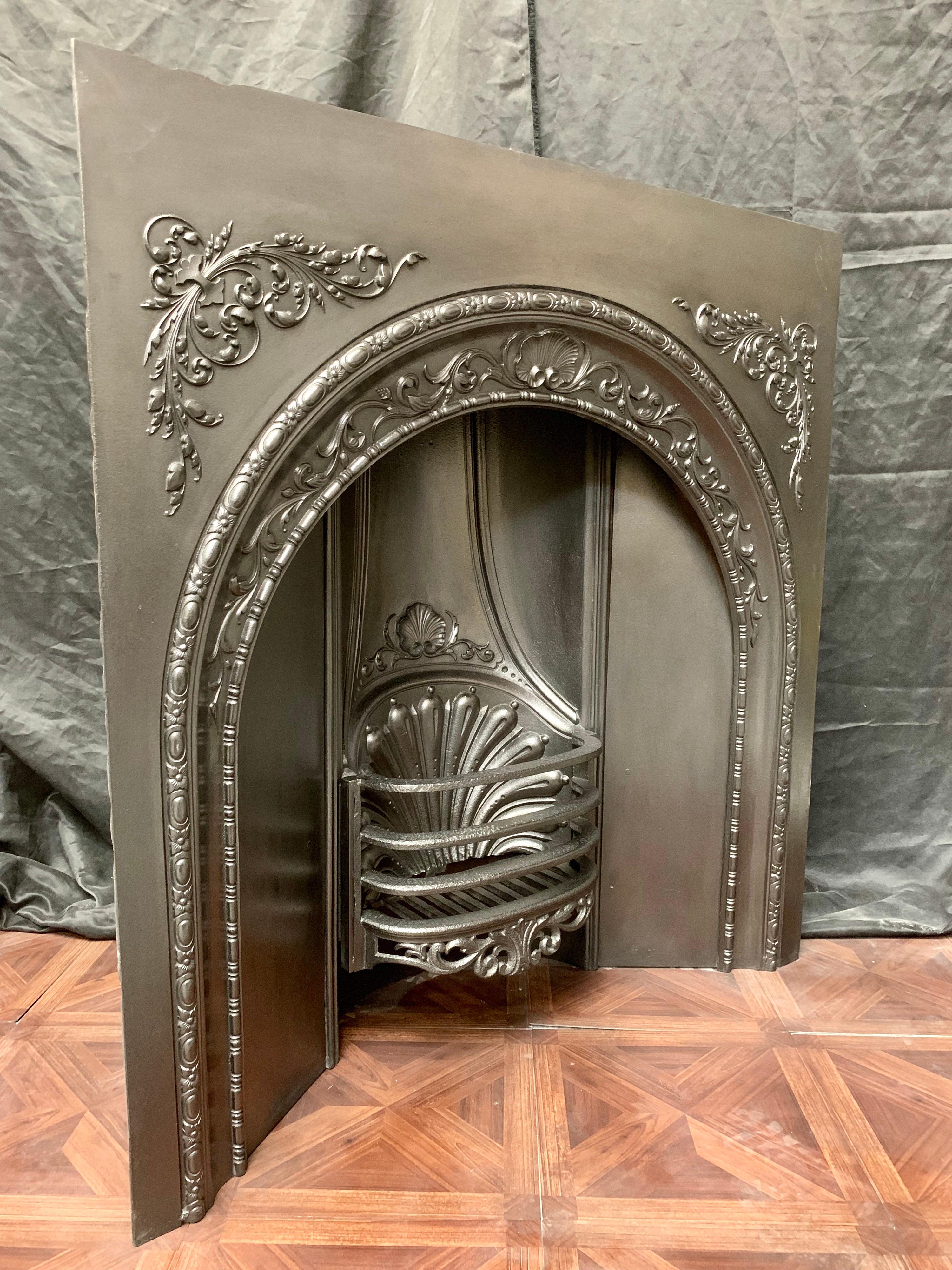 A very well cast 19th century mid-Victorian cast iron arched fireplace insert from the world famous Carron Foundry in Falkirk, from the stamp mark to the rear (shown in the photos) we can tell the date it was manufactured was November 1855. The face