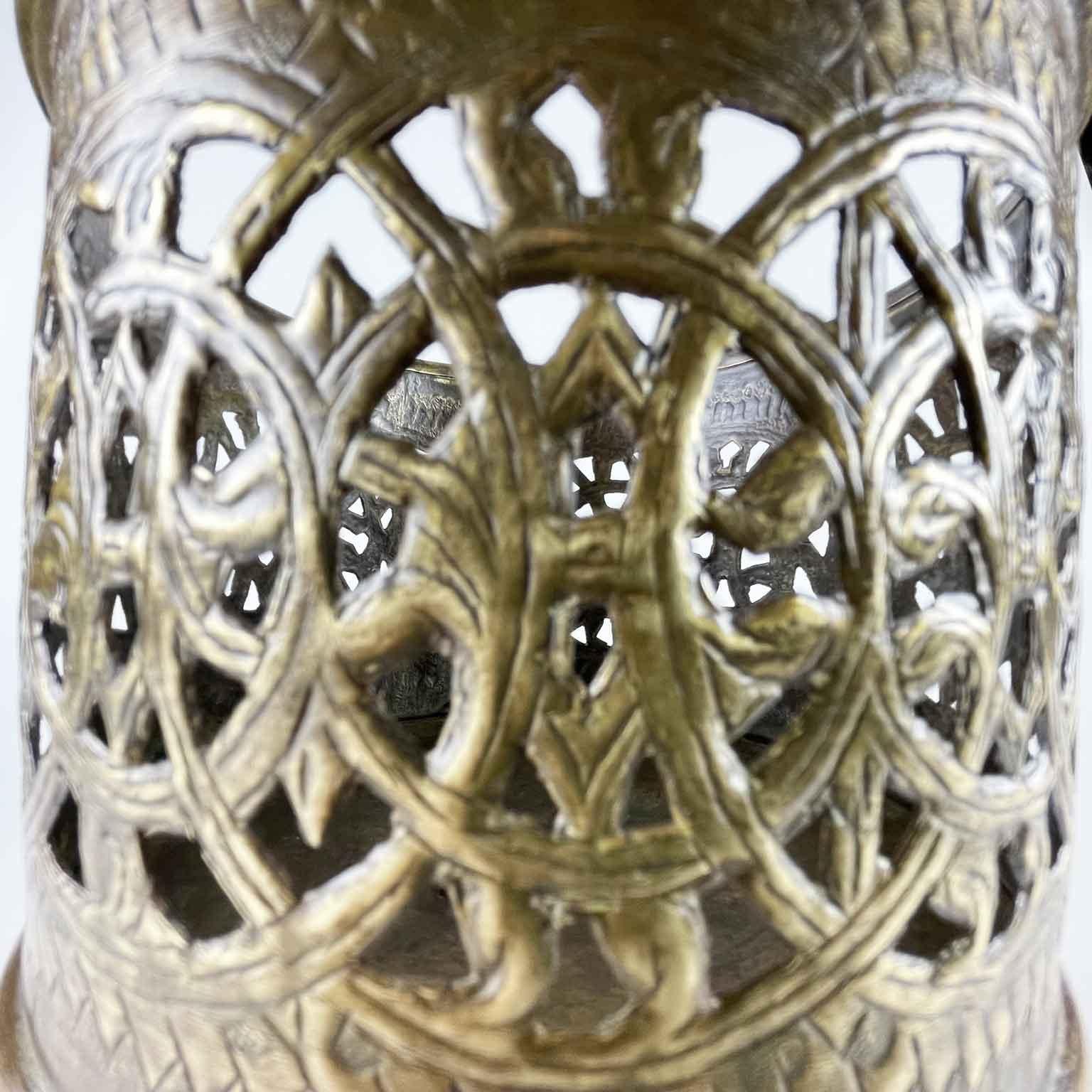 Mauresque Bracelet cylindrique en laiton du Moyen-Orient du 19ème siècle avec base tripode en vente
