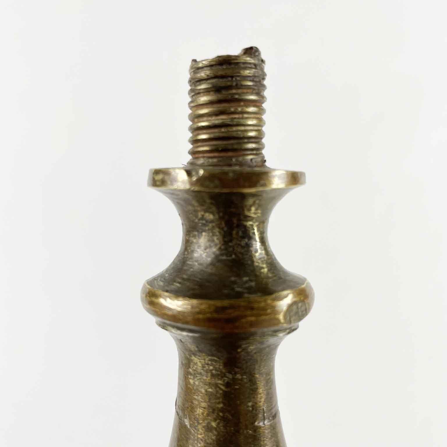 Zylindrisches Messing-Armband aus dem Nahen Osten des 19. Jahrhunderts mit Dreibein-Sockel (Metall) im Angebot