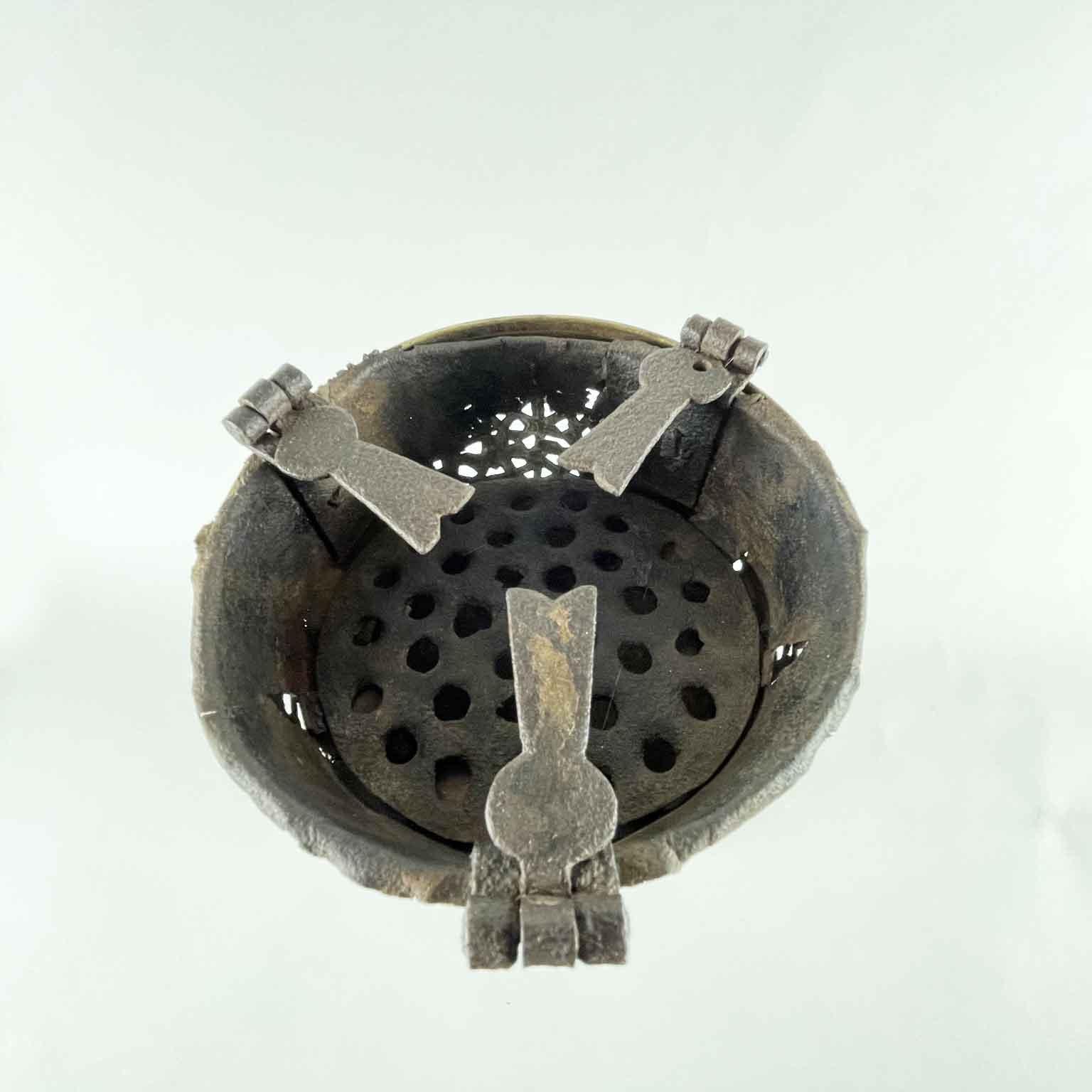 Zylindrisches Messing-Armband aus dem Nahen Osten des 19. Jahrhunderts mit Dreibein-Sockel im Angebot 1
