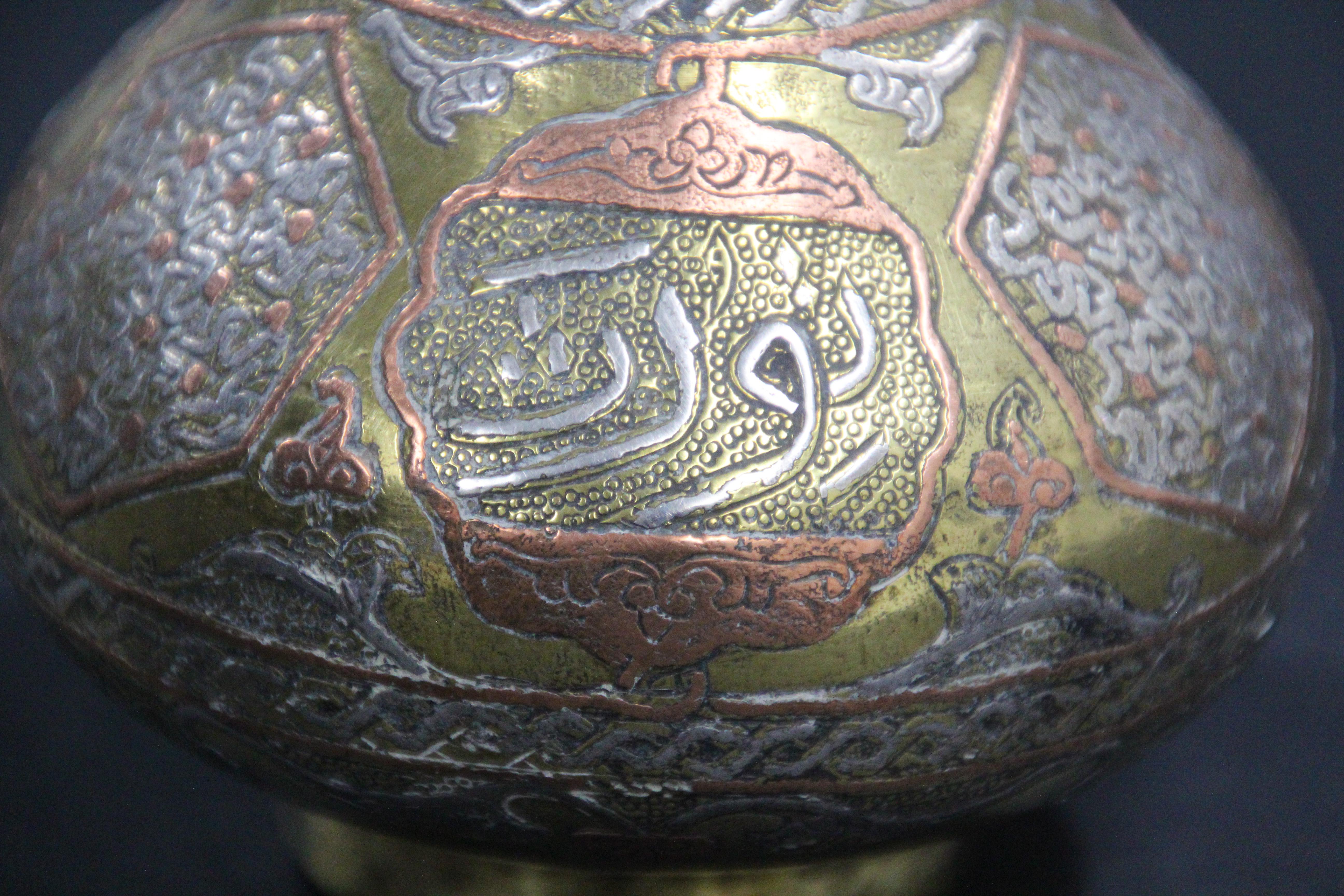 XIXe siècle Vase décoratif en laiton incrusté du Moyen-Orient du 19ème siècle en vente
