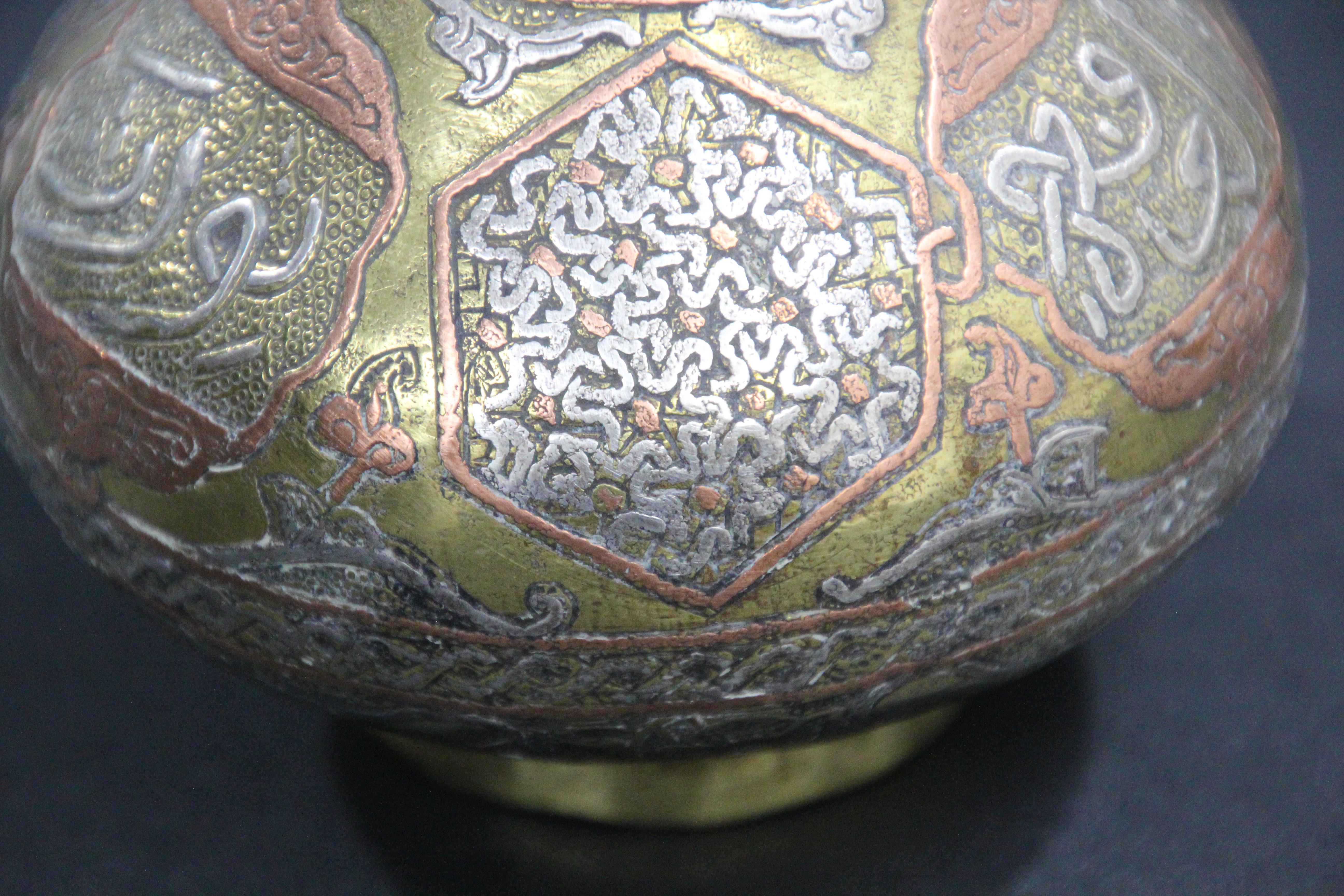 Argent Vase décoratif en laiton incrusté du Moyen-Orient du 19ème siècle en vente