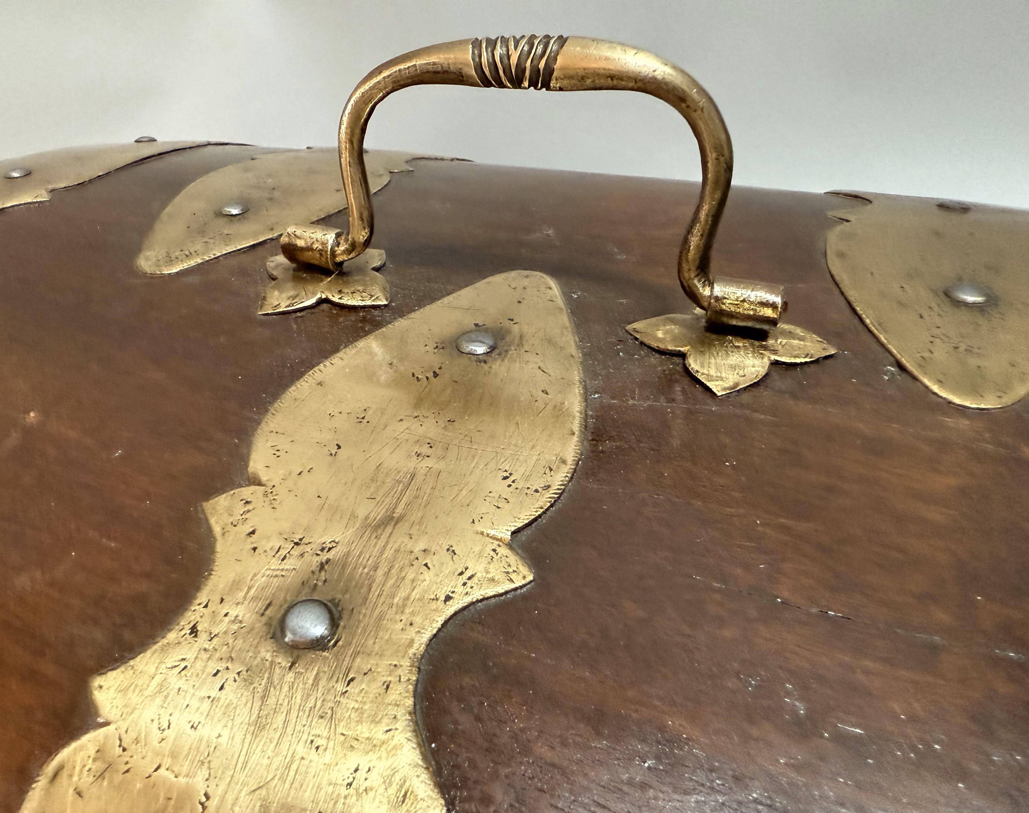 Boîte du 19ème siècle en bois de teck bombé montée sur laiton du Moyen-Orient en vente 2