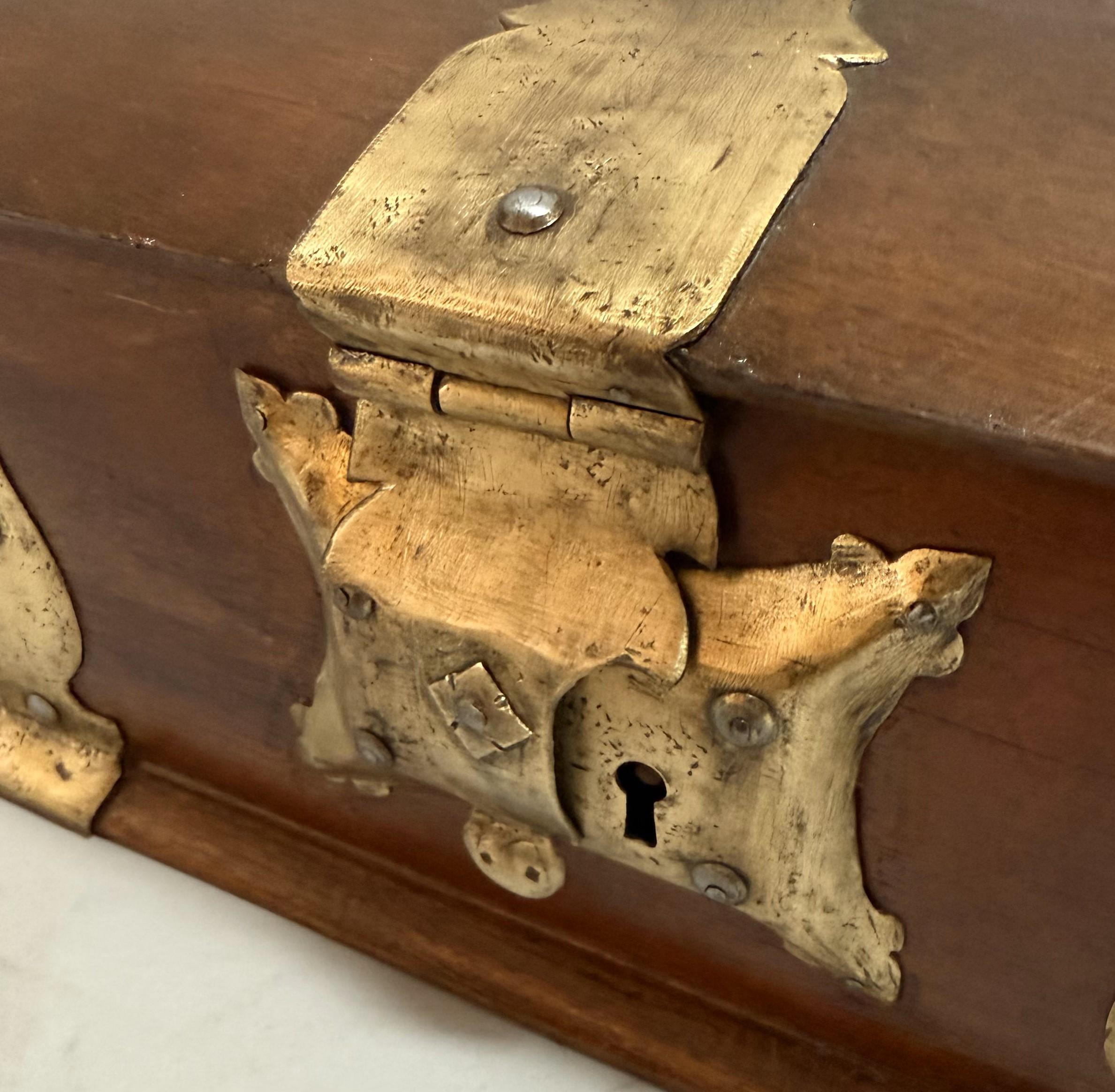 Boîte du 19ème siècle en bois de teck bombé montée sur laiton du Moyen-Orient en vente 3