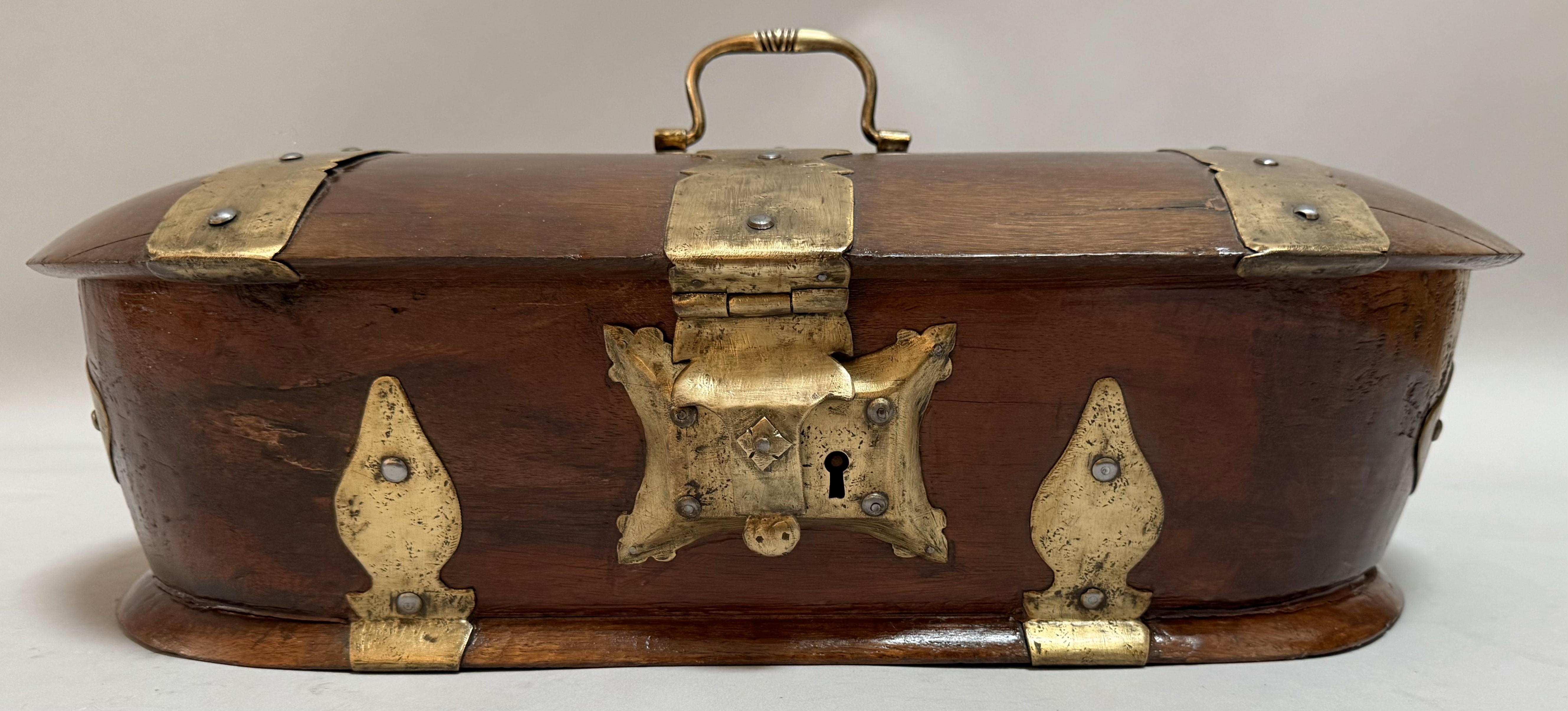 Mauresque Boîte du 19ème siècle en bois de teck bombé montée sur laiton du Moyen-Orient en vente