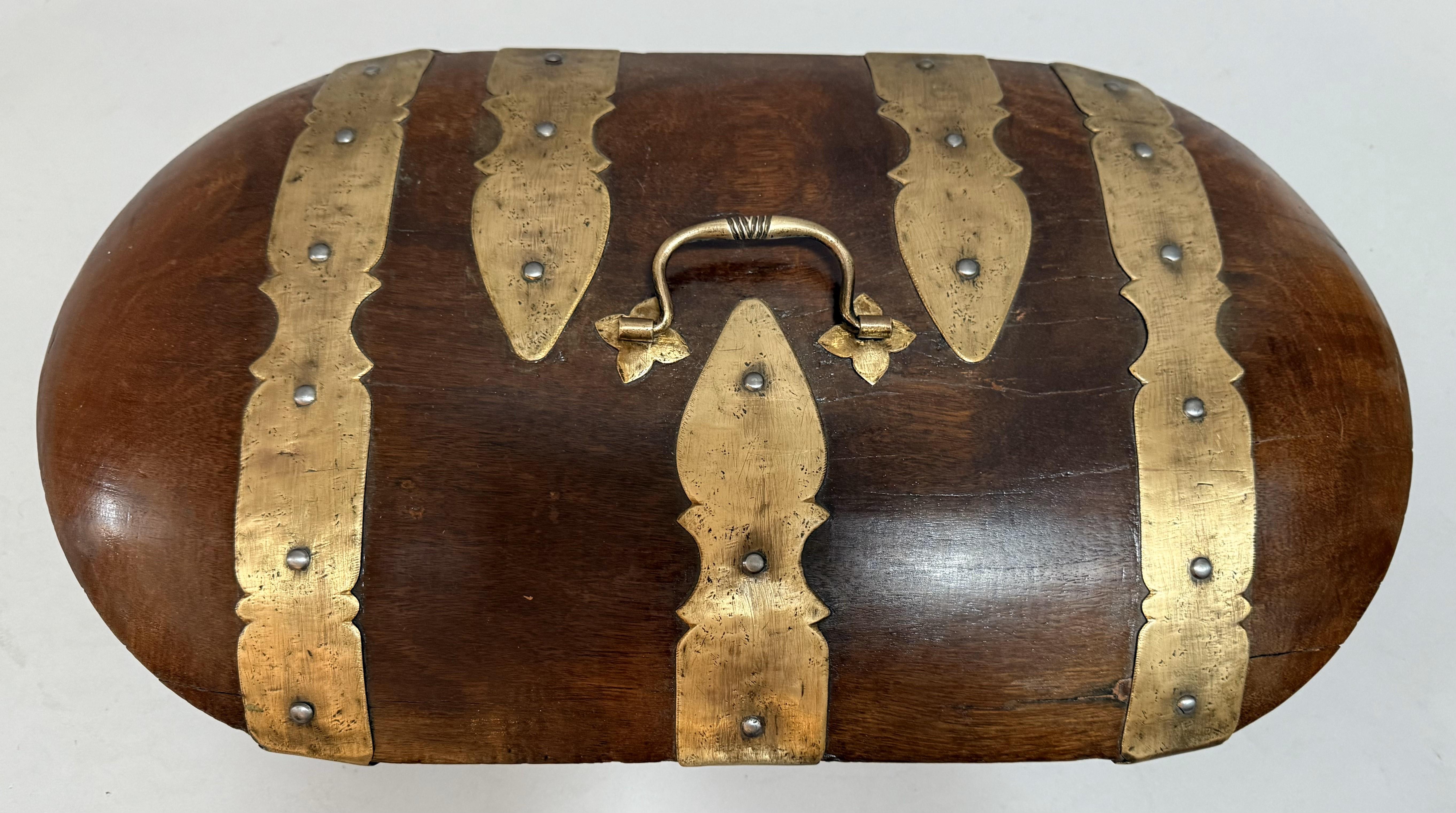Perse Boîte du 19ème siècle en bois de teck bombé montée sur laiton du Moyen-Orient en vente