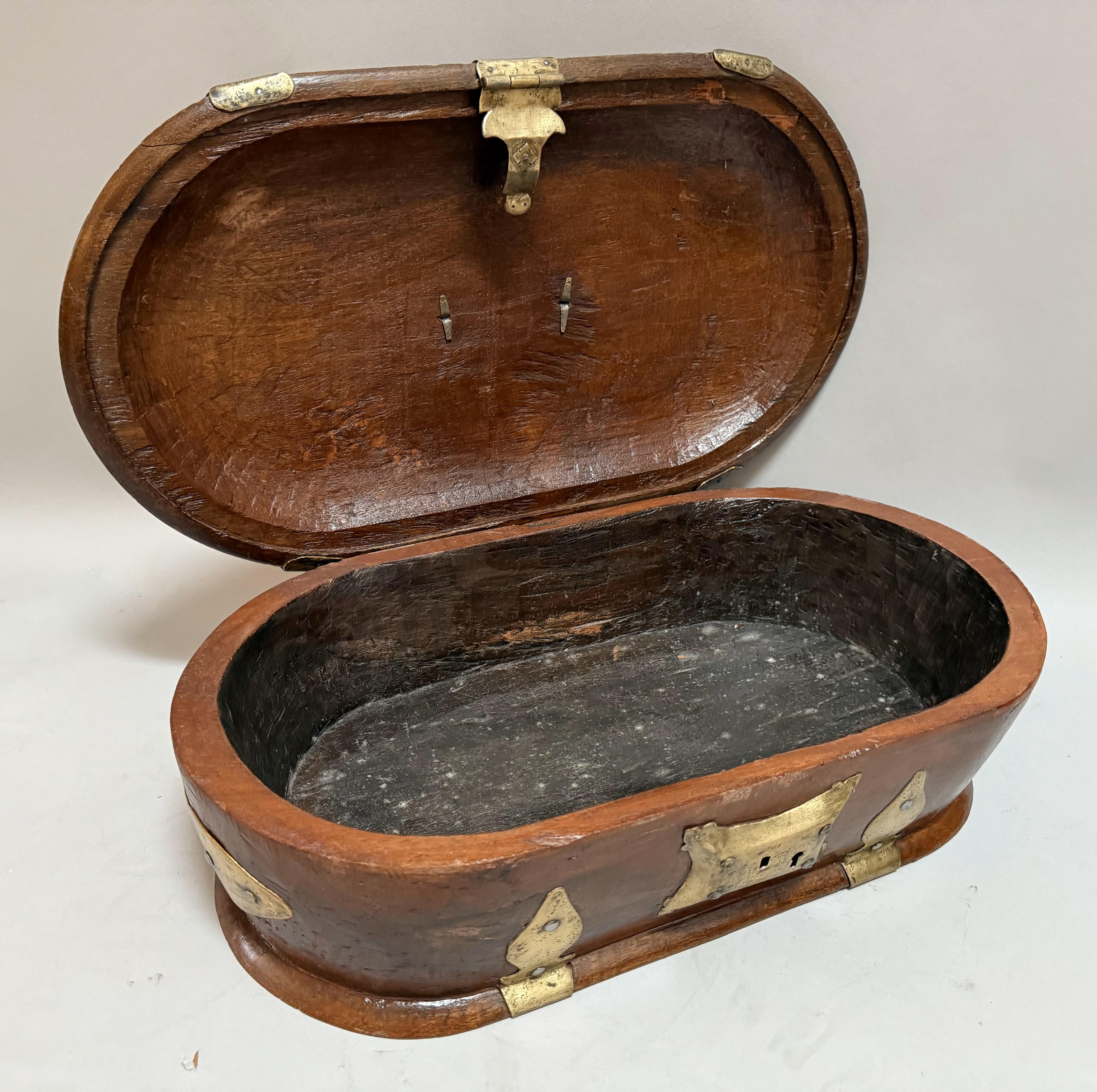 Sculpté Boîte du 19ème siècle en bois de teck bombé montée sur laiton du Moyen-Orient en vente