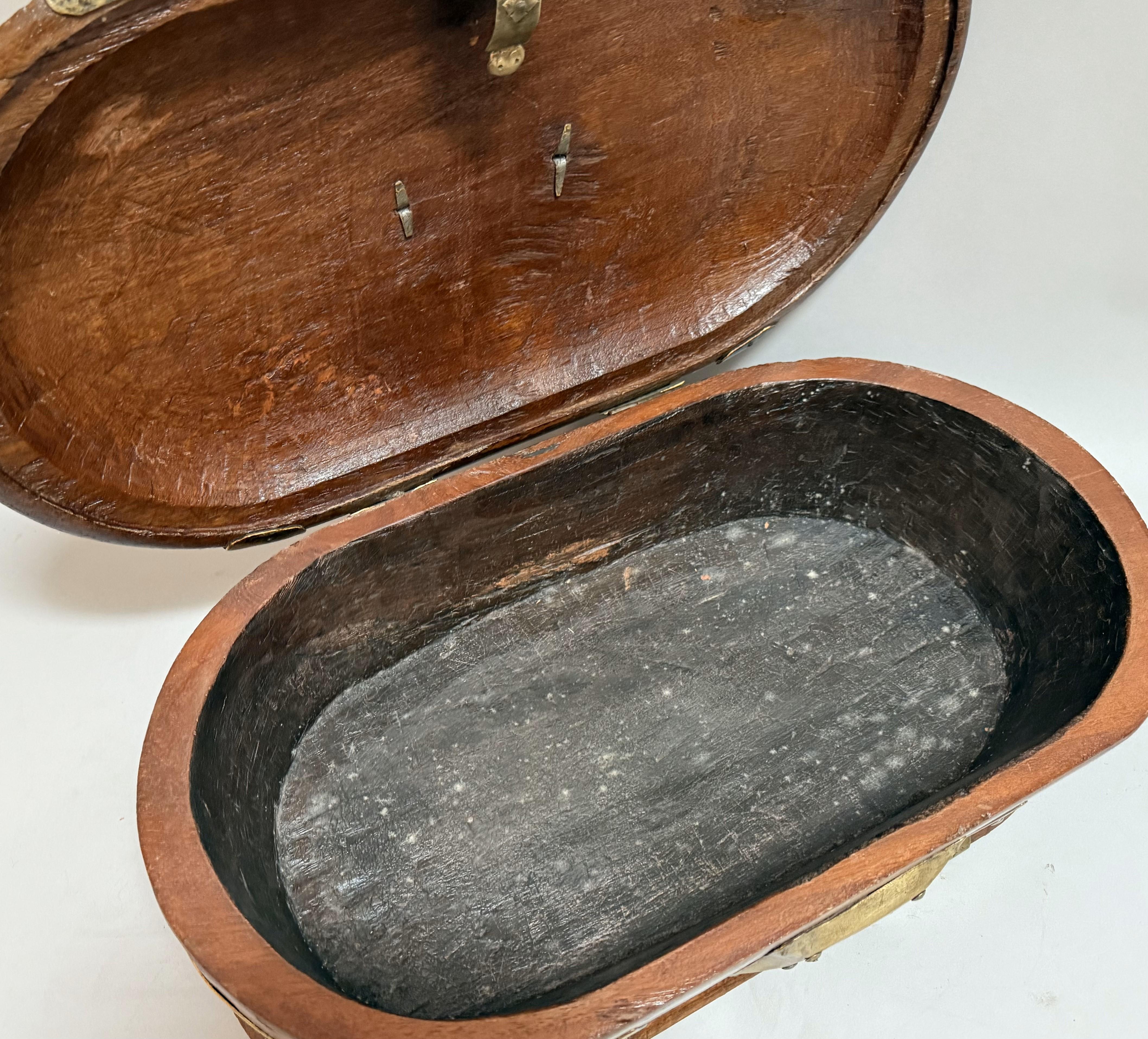 Boîte du 19ème siècle en bois de teck bombé montée sur laiton du Moyen-Orient Bon état - En vente à Middleburg, VA
