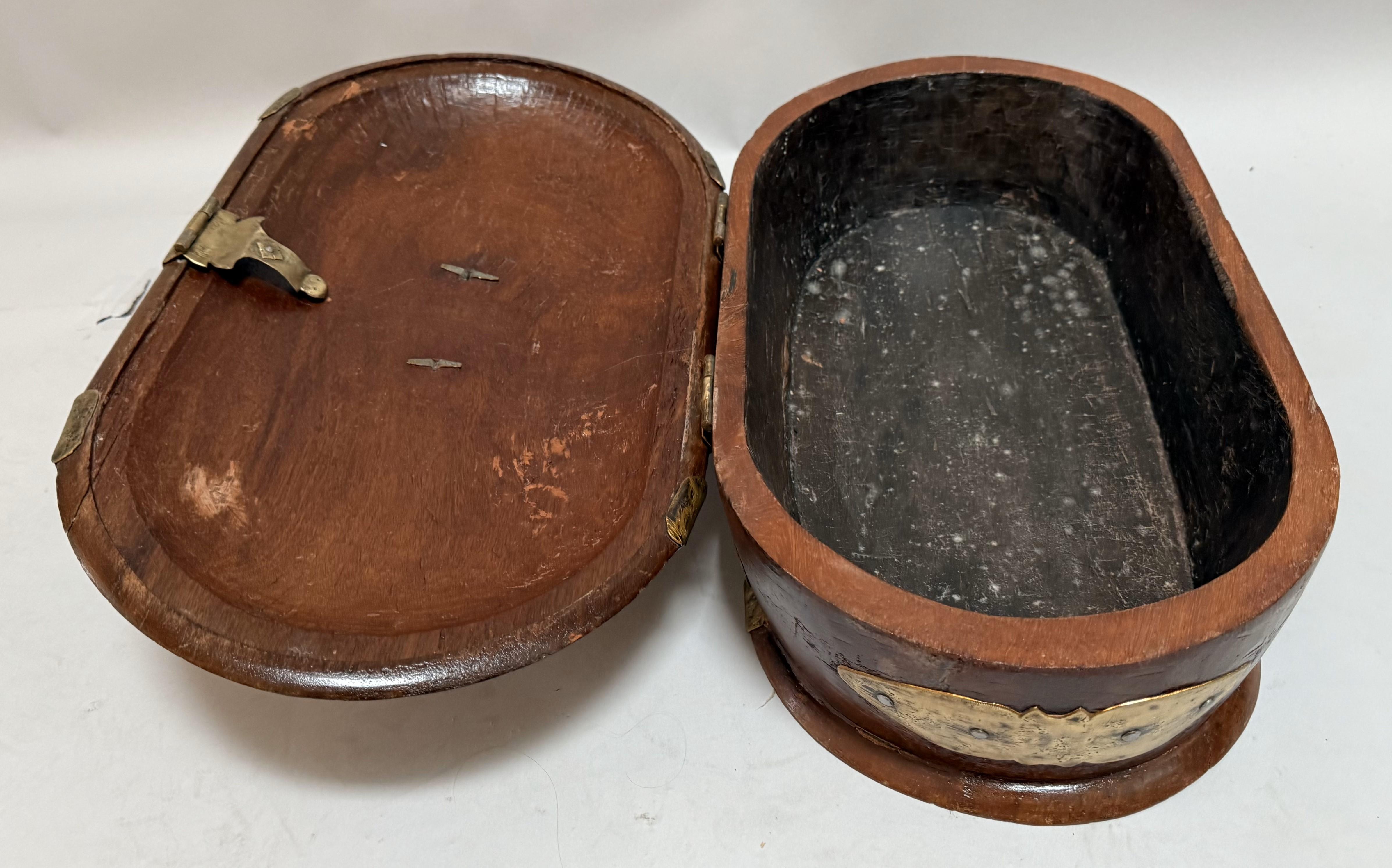 XIXe siècle Boîte du 19ème siècle en bois de teck bombé montée sur laiton du Moyen-Orient en vente