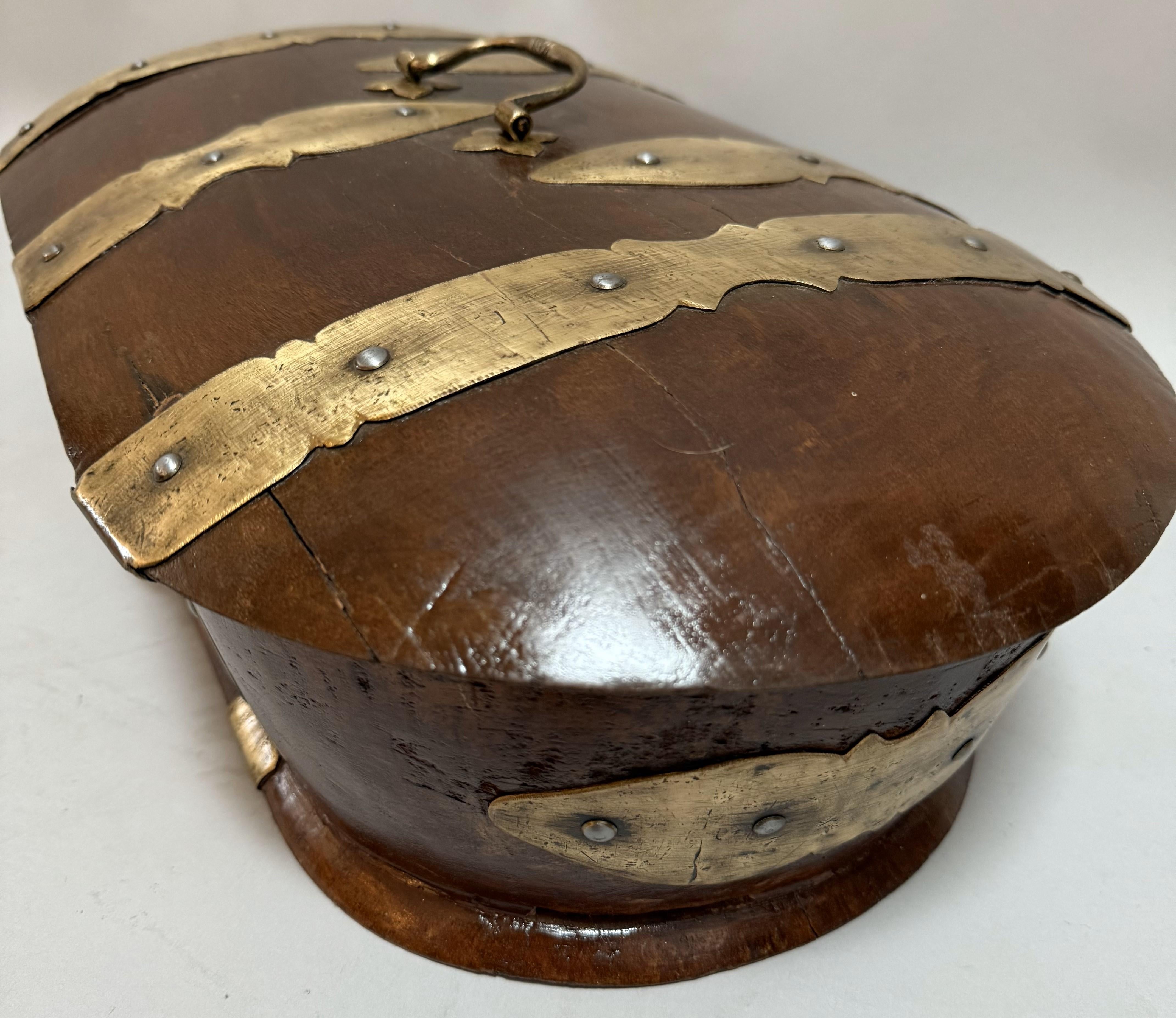 Métal Boîte du 19ème siècle en bois de teck bombé montée sur laiton du Moyen-Orient en vente