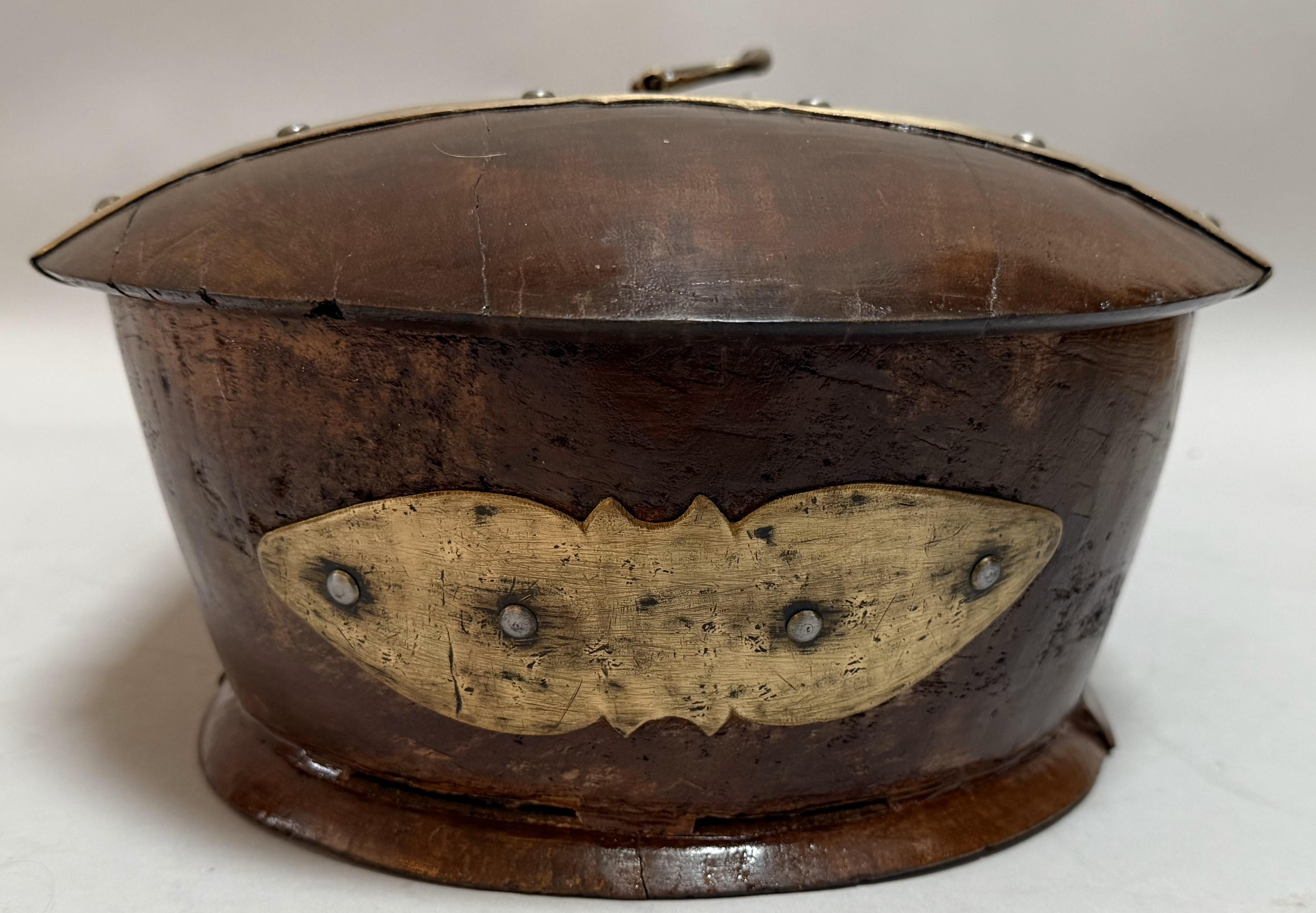 Boîte du 19ème siècle en bois de teck bombé montée sur laiton du Moyen-Orient en vente 1