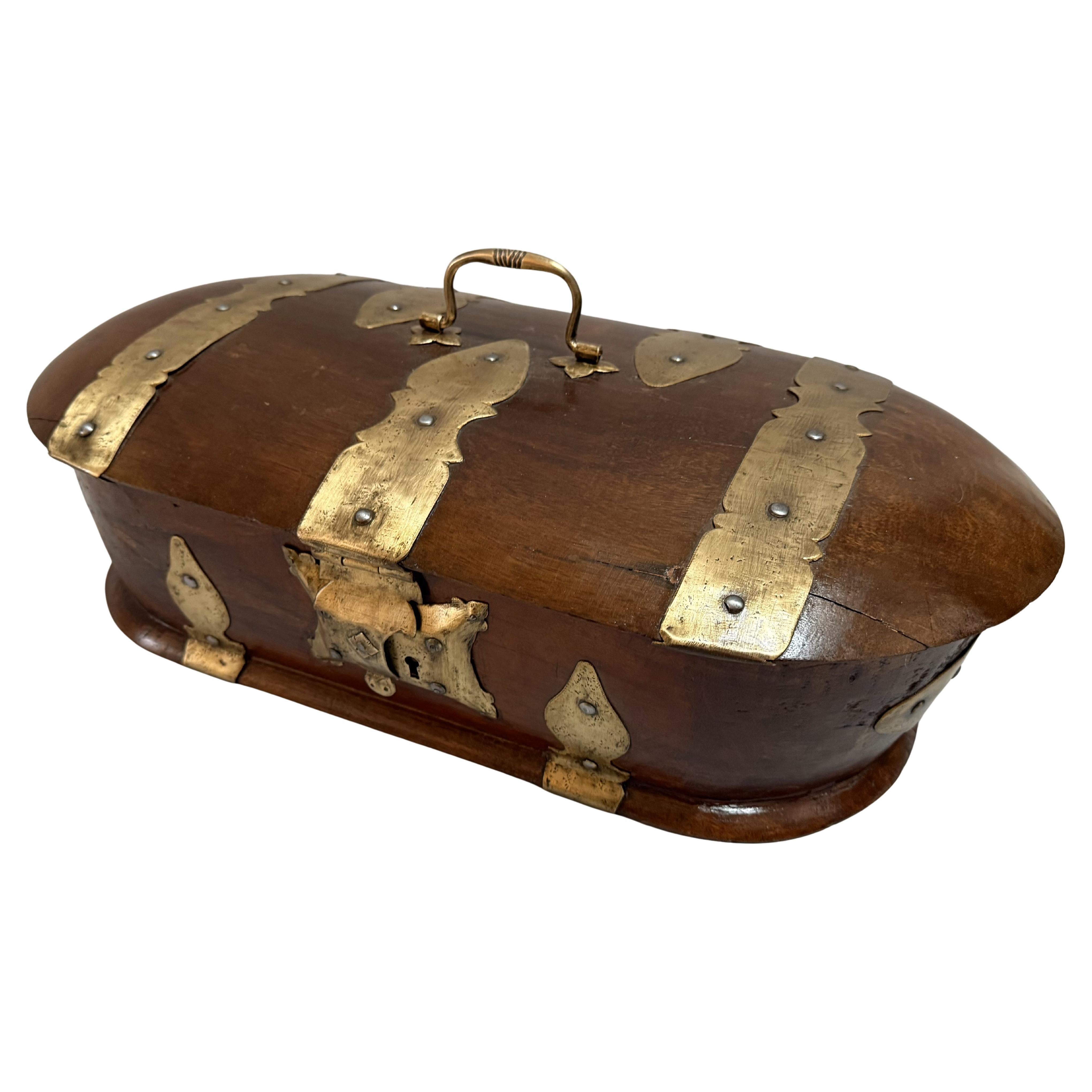 Boîte du 19ème siècle en bois de teck bombé montée sur laiton du Moyen-Orient en vente