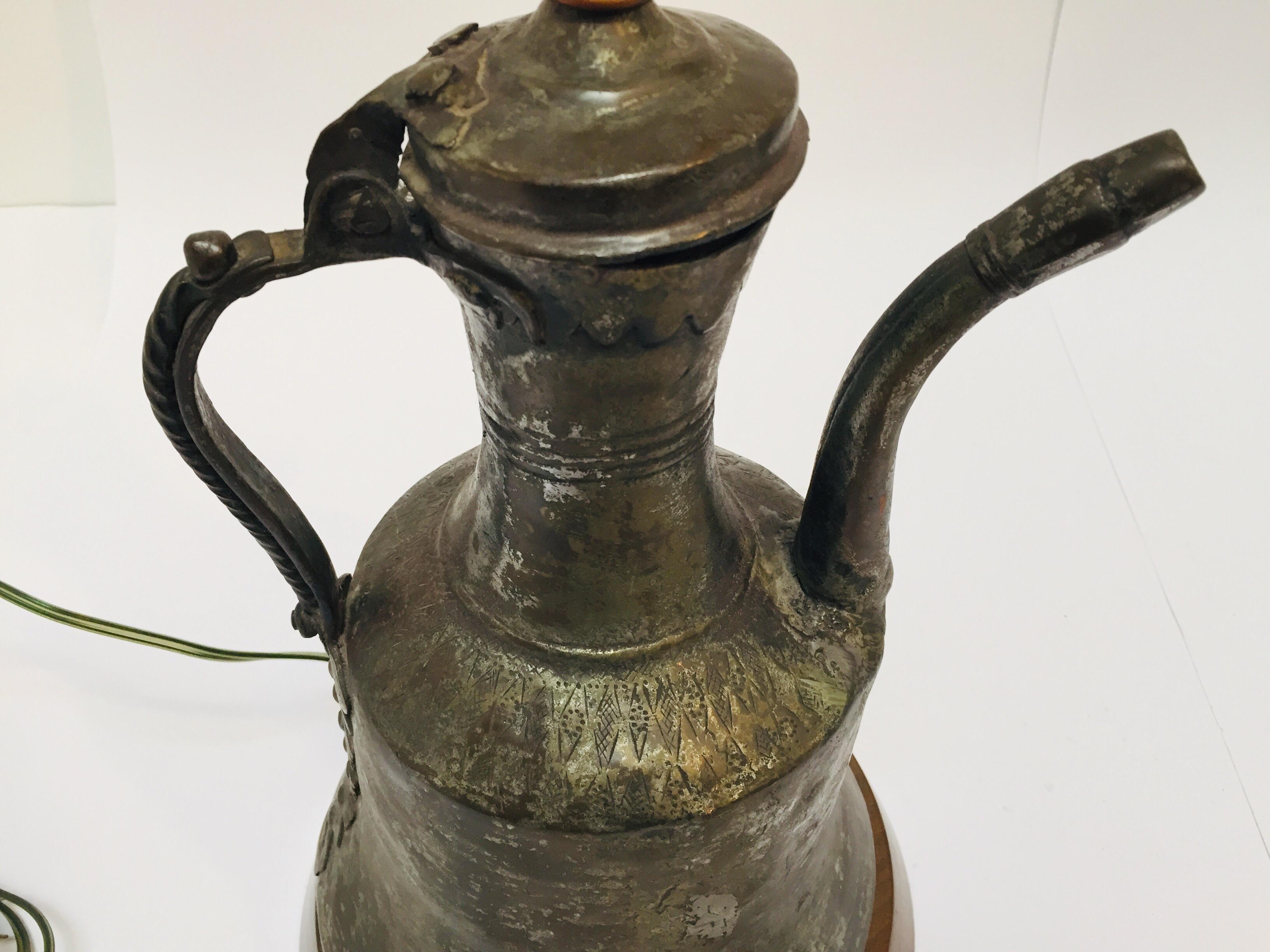 Lampe de table en cuivre arabe Dallah du Moyen-Orient du 19e siècle en vente 4