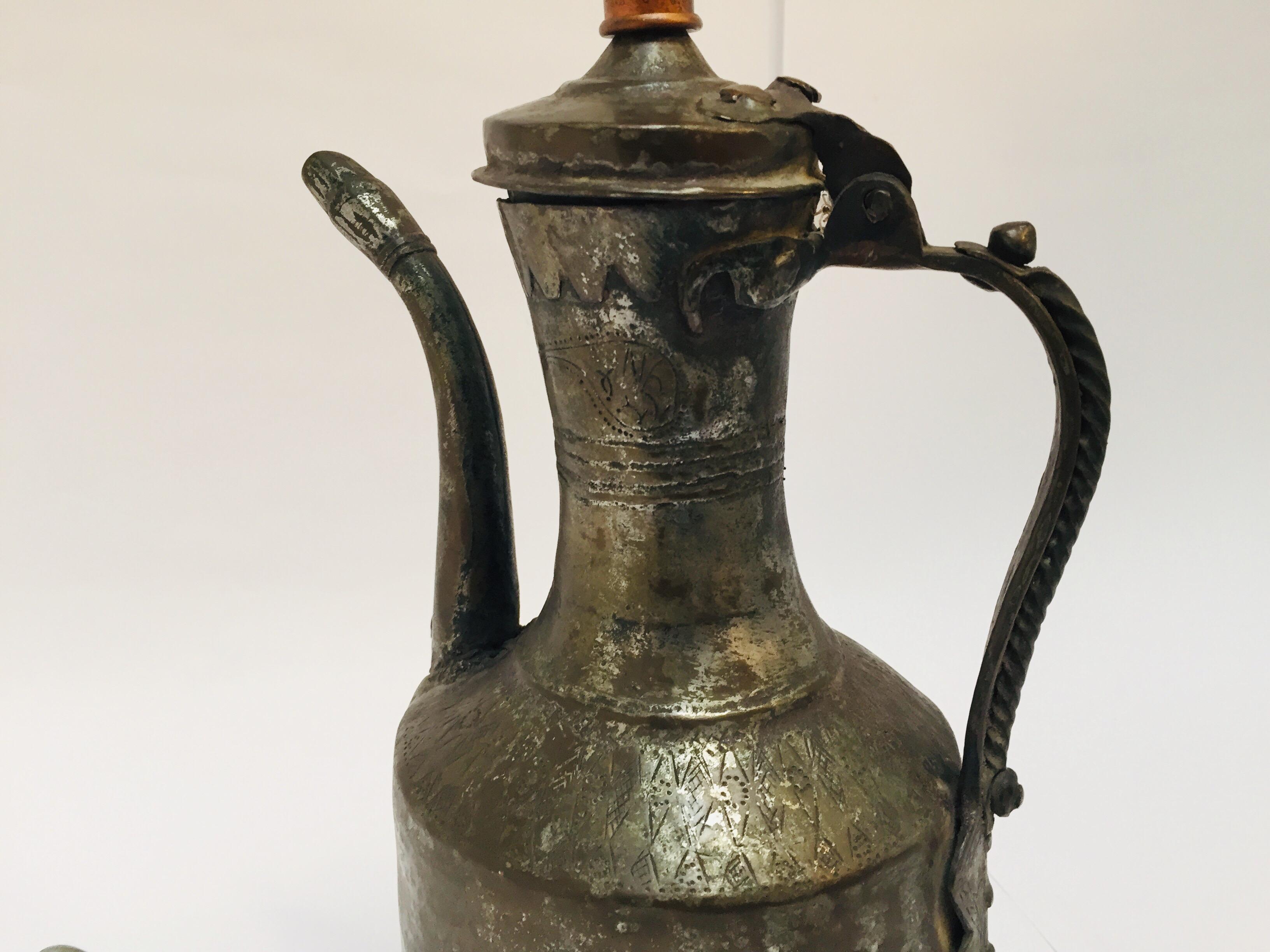 Lampe de table en cuivre arabe Dallah du Moyen-Orient du 19e siècle en vente 5