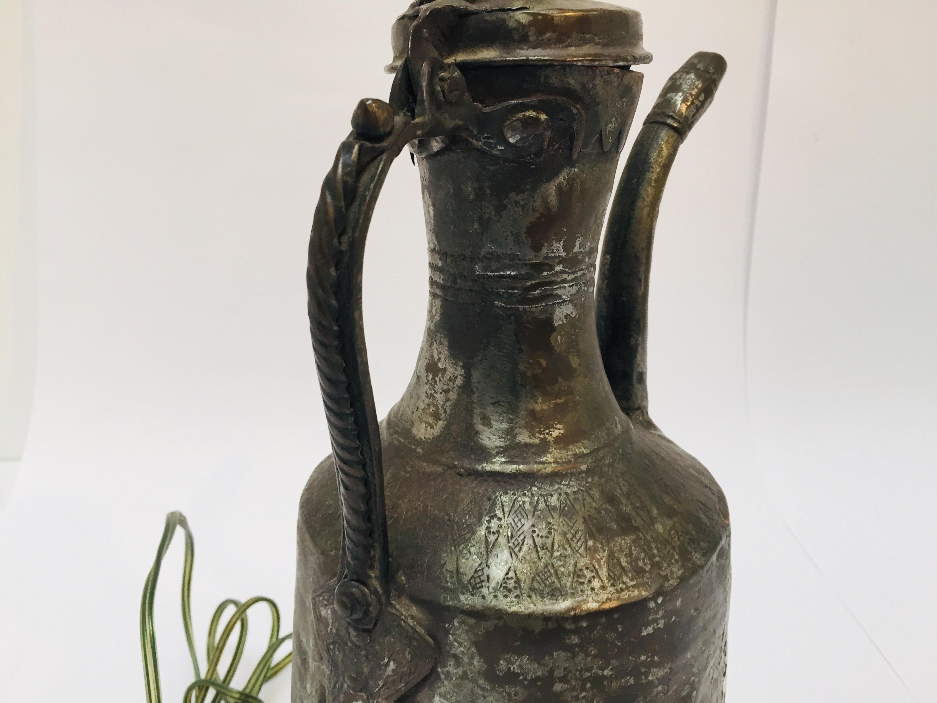 Fait main Lampe de table en cuivre arabe Dallah du Moyen-Orient du 19e siècle en vente