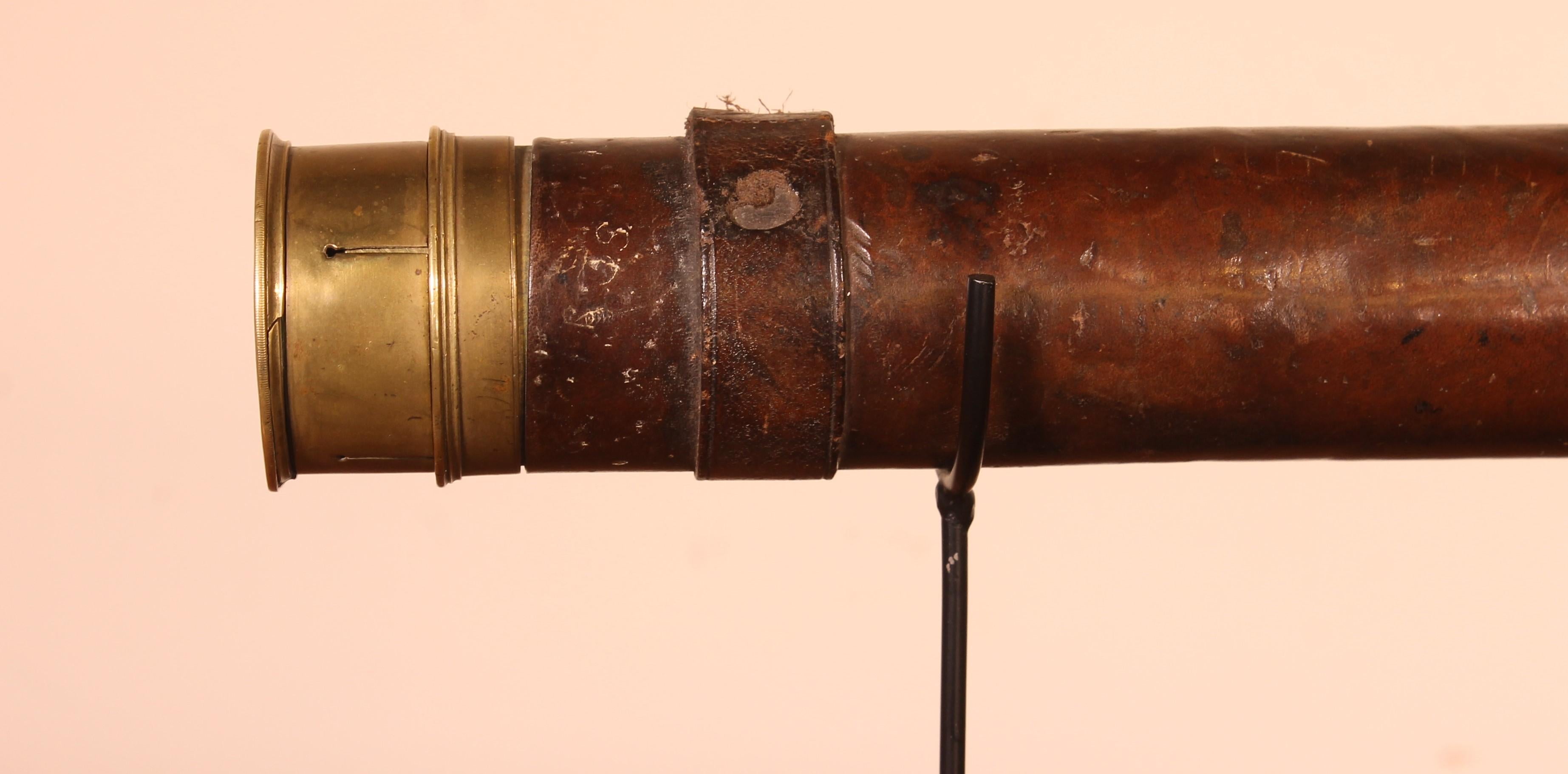 telescope from the English army of the 19th century engraved Military in brass and leather
telescope with 3 draws of 63cm deployed
The handle is in leather and of good quality and in superb condition
It's sold with the support to be well