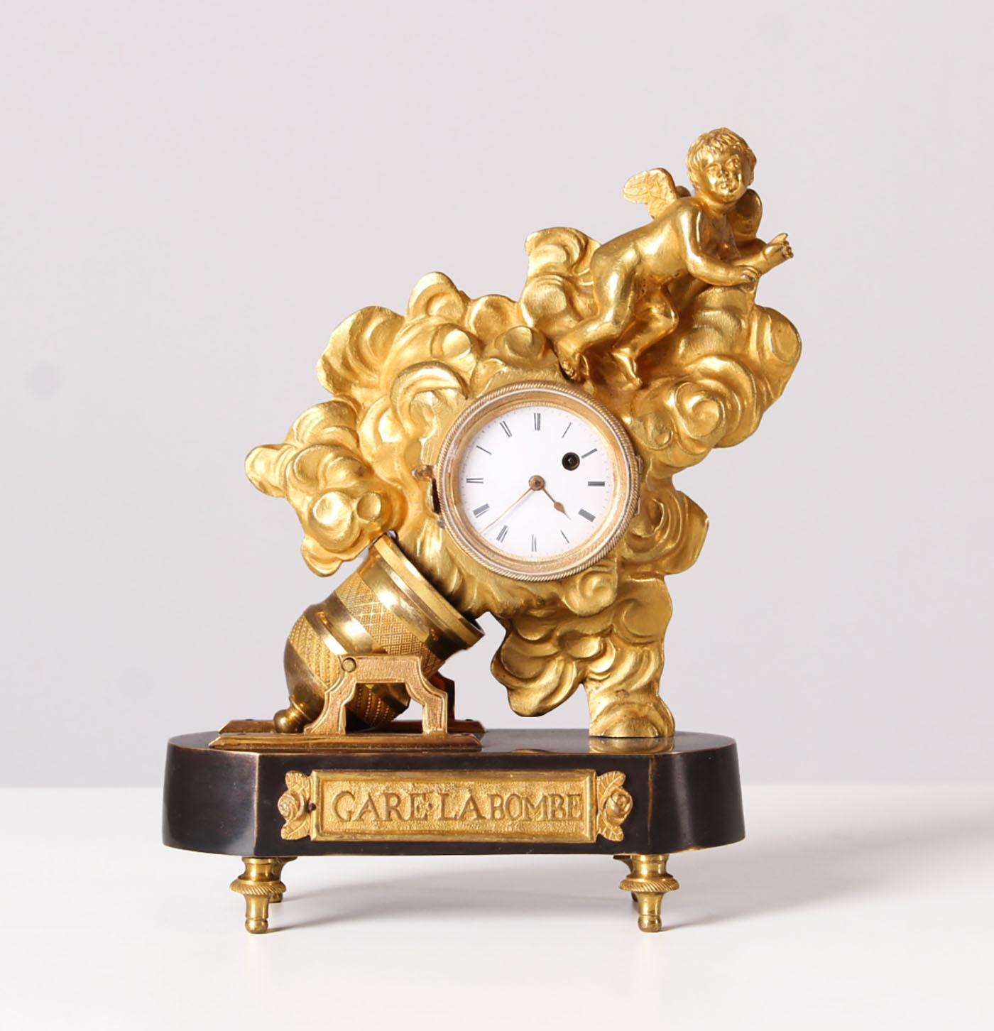 Français Pendule de cheminée miniature du 19ème siècle, Gare La Bombe, Cupido, France, bronze doré en vente