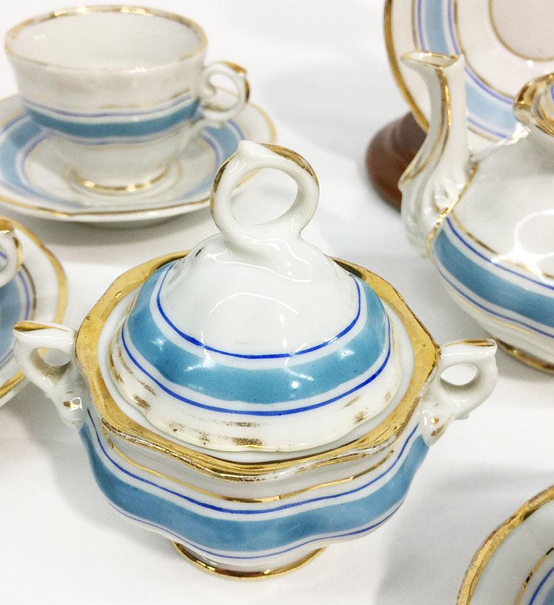 19th Century Miniature Childs Porcelain Tea Service In Good Condition For Sale In Delft, NL