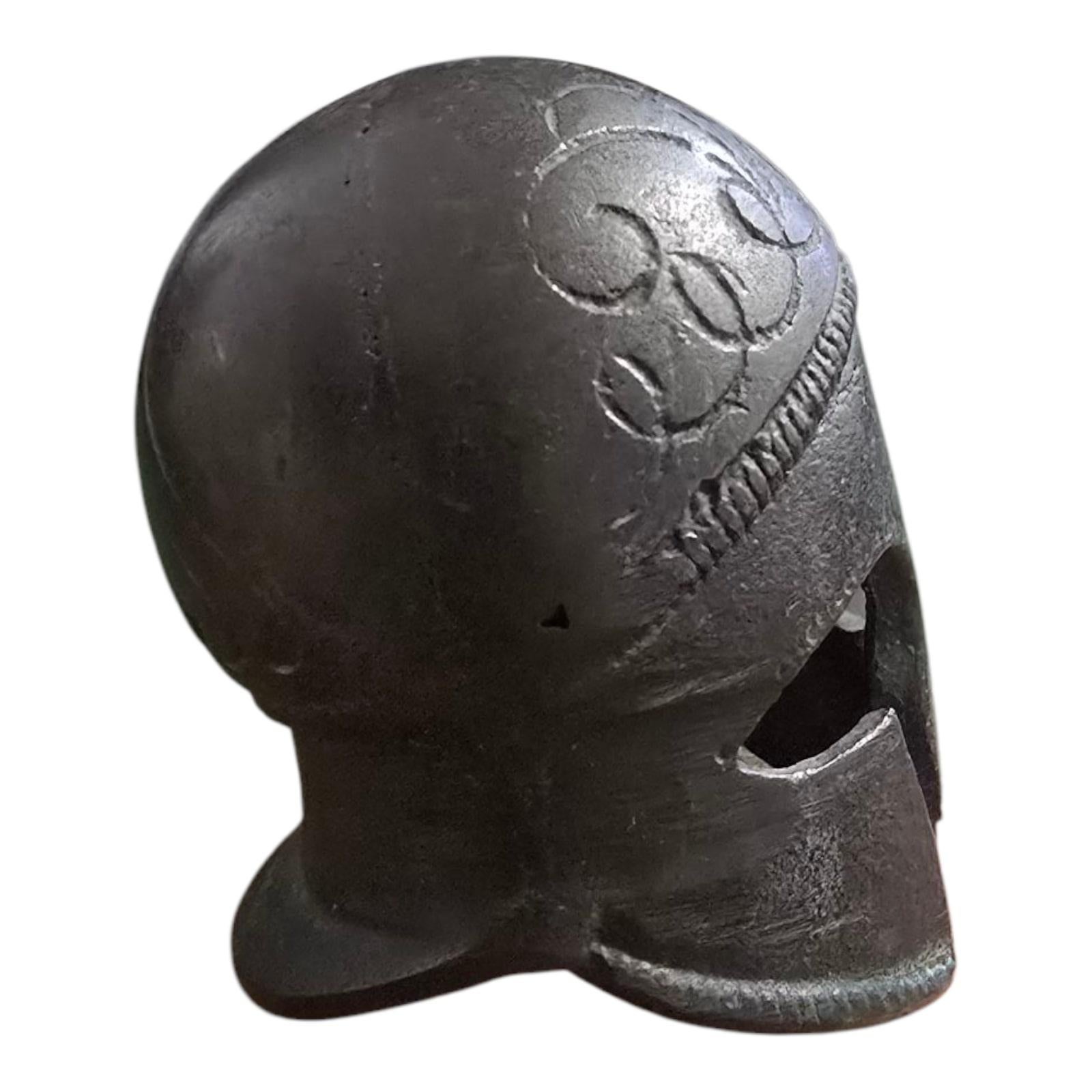Casque grec miniature en bronze du XIXe siècle
MATERIAL : Bronze avec patine d'ancienneté
Dimensions : 4 x 7 x 4 cm : 4 x 7 x 4 cm

Un captivant casque miniature en bronze du XIXe siècle, inspiré du légendaire style corinthien porté par les