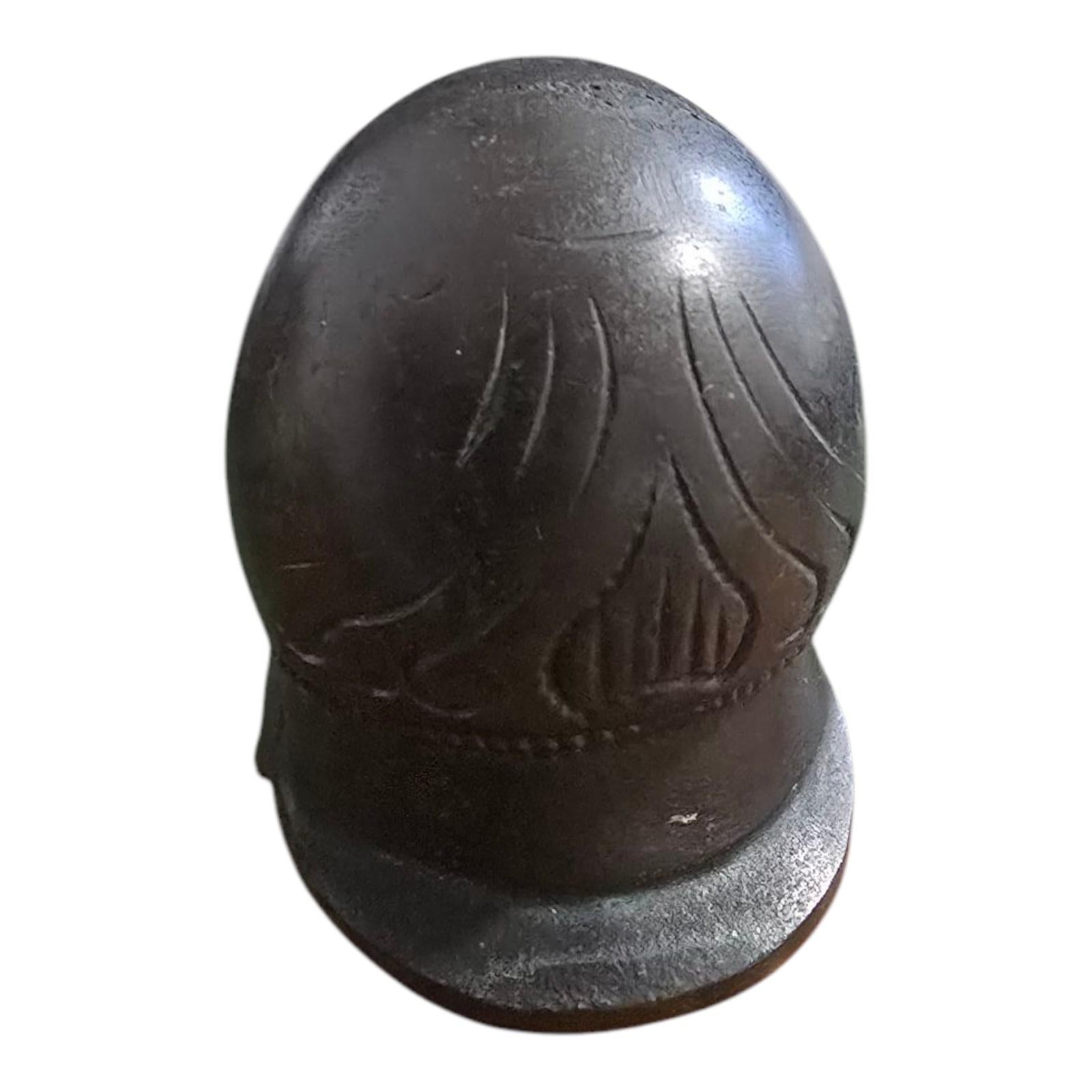 Hellénistique Casque grec miniature en bronze du XIXe siècle en vente