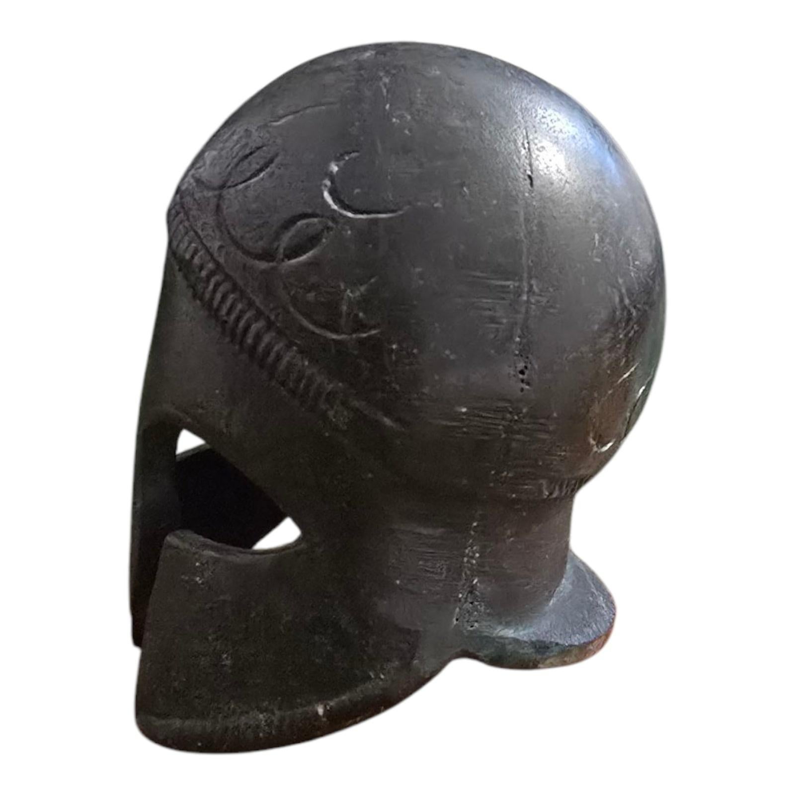Européen Casque grec miniature en bronze du XIXe siècle en vente