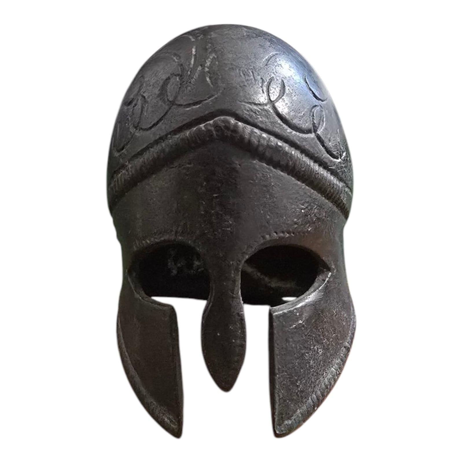 Casque grec miniature en bronze du XIXe siècle Bon état - En vente à Madrid, ES