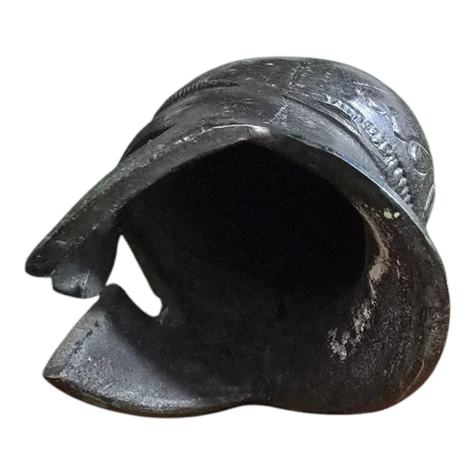 Casque grec miniature en bronze du XIXe siècle en vente 1