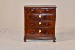 Cassettiera in miniatura in mogano del XIX secolo