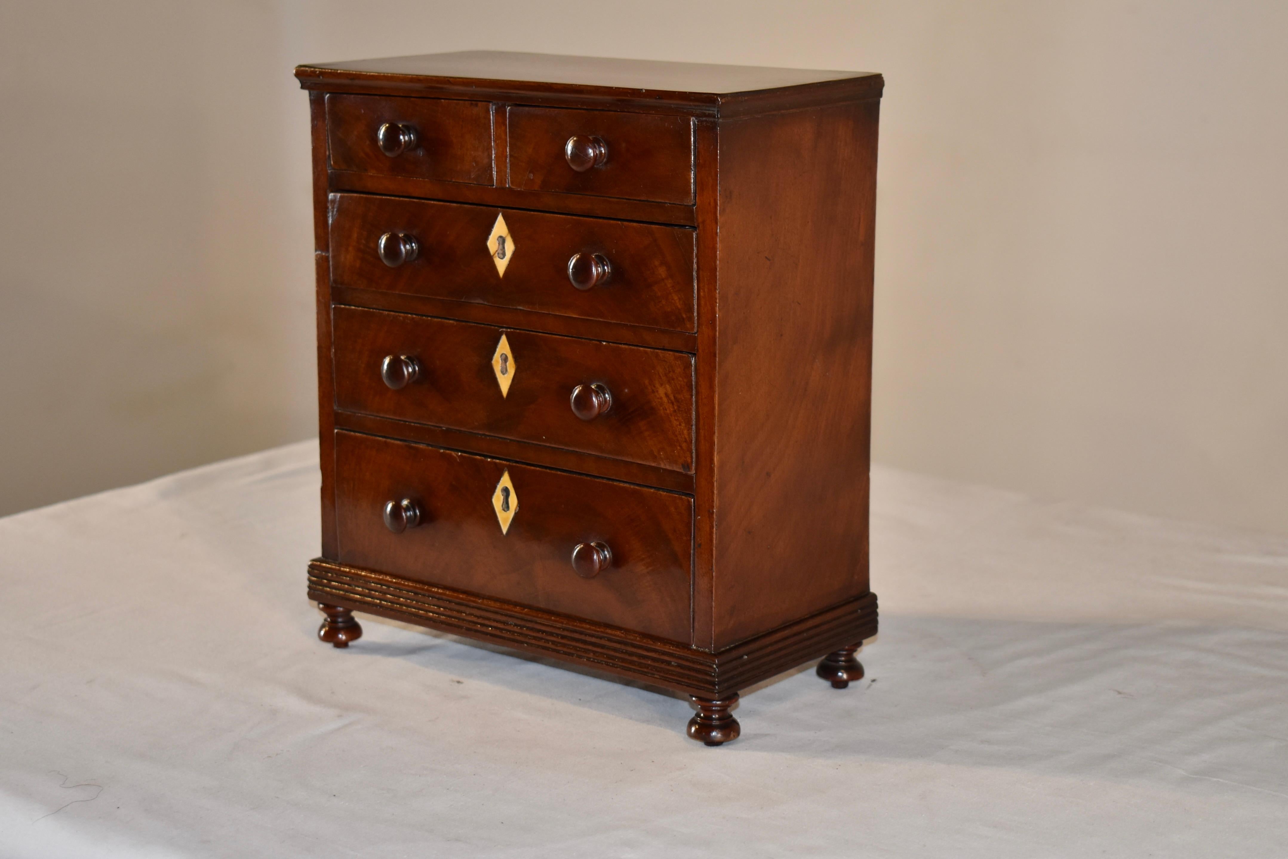 Victorien Commode miniature en acajou du 19e siècle en vente